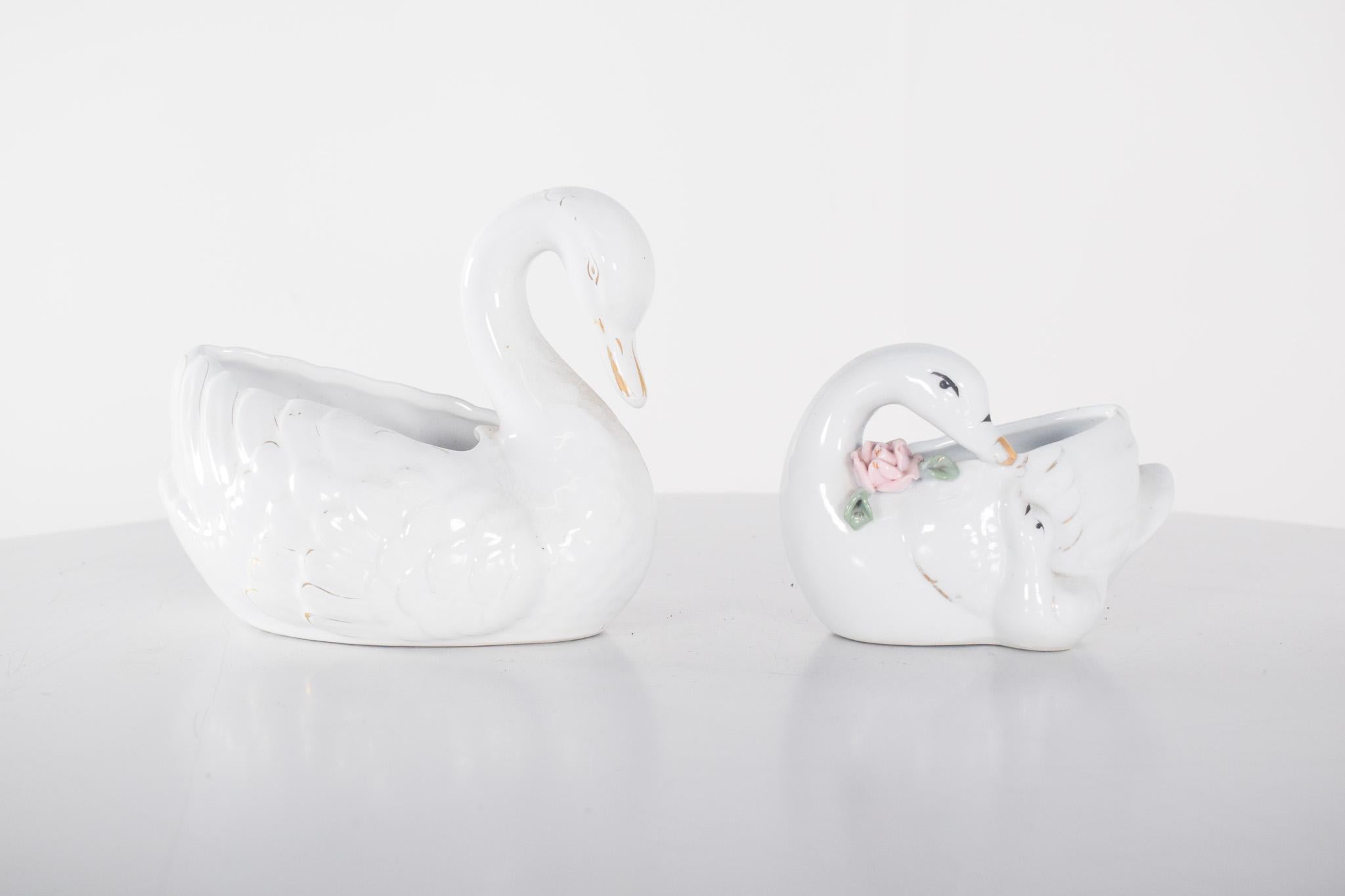 Un cigno in ceramica portoghese e un'anatra in ceramica cinese In condizioni discrete in vendita a Lisboa, Lisboa