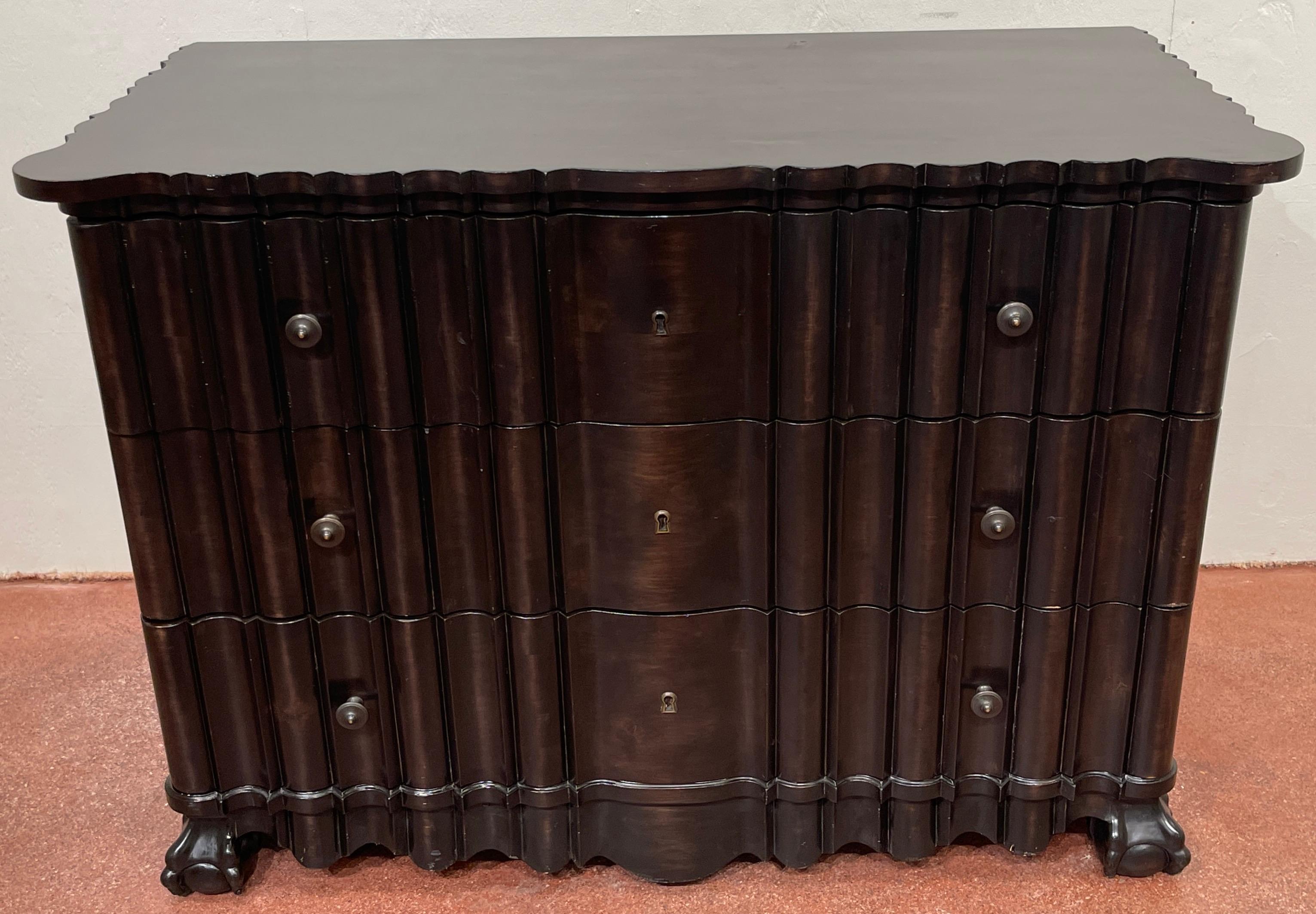 Une commode portugaise rococo à trois tiroirs en ébène, 2e Disponible 
Armoire fabriquée par Quatrain Furniture Company. 
Chacune d'entre elles a des proportions généreuses dans le style rococo portugais et est équipée de trois tiroirs. Ces armoires