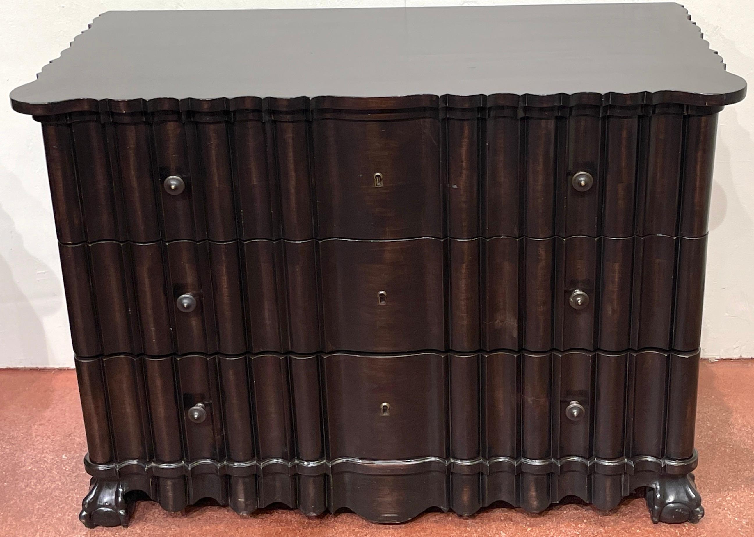 20ième siècle Un style rococo portugais  Commode à trois tiroirs en bois d'ébène, 2ème disponible en vente
