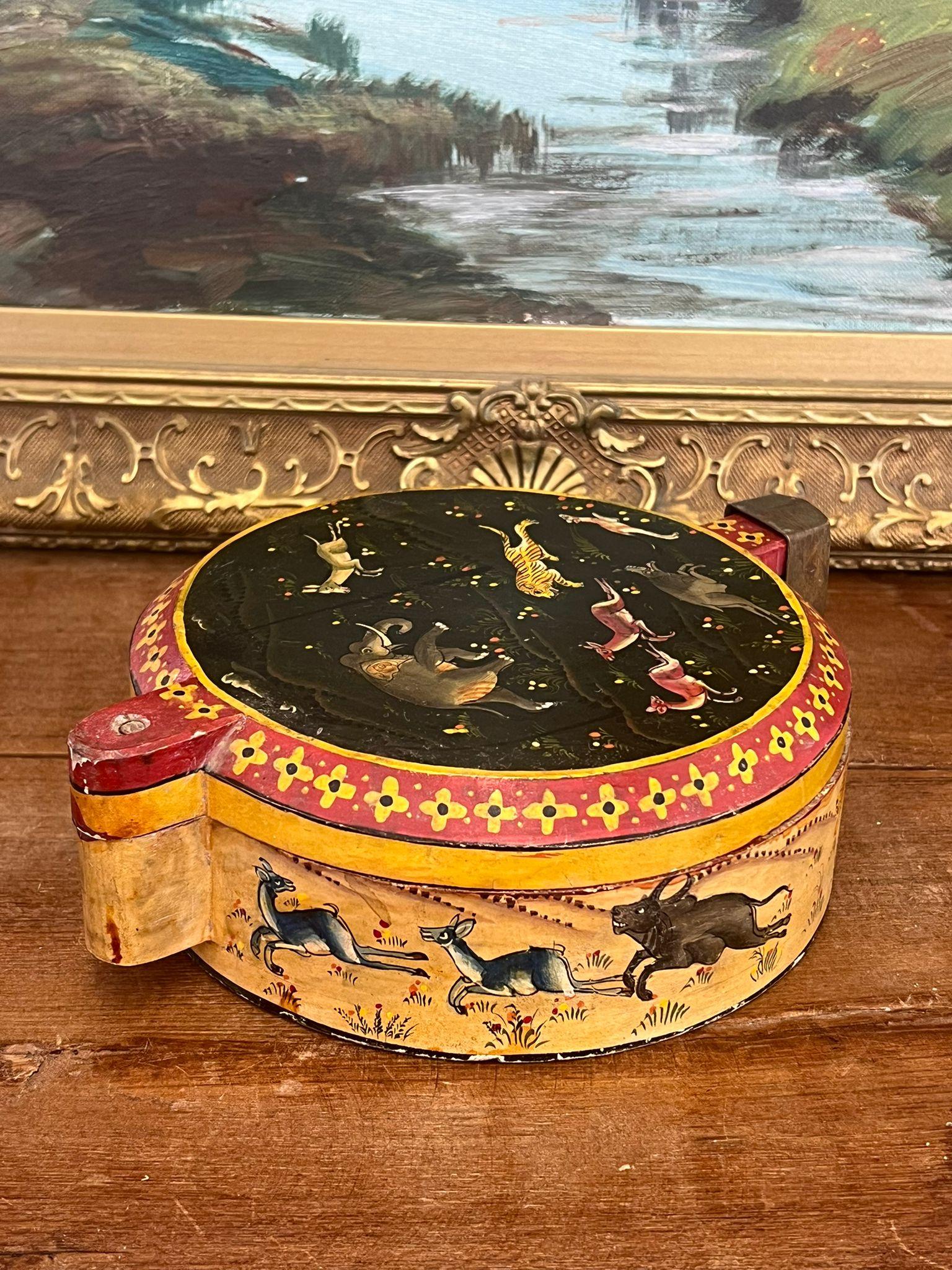 Caja redonda lacada decorativa posiblemente antigua con motivo floral animal Moderno de mediados de siglo en venta
