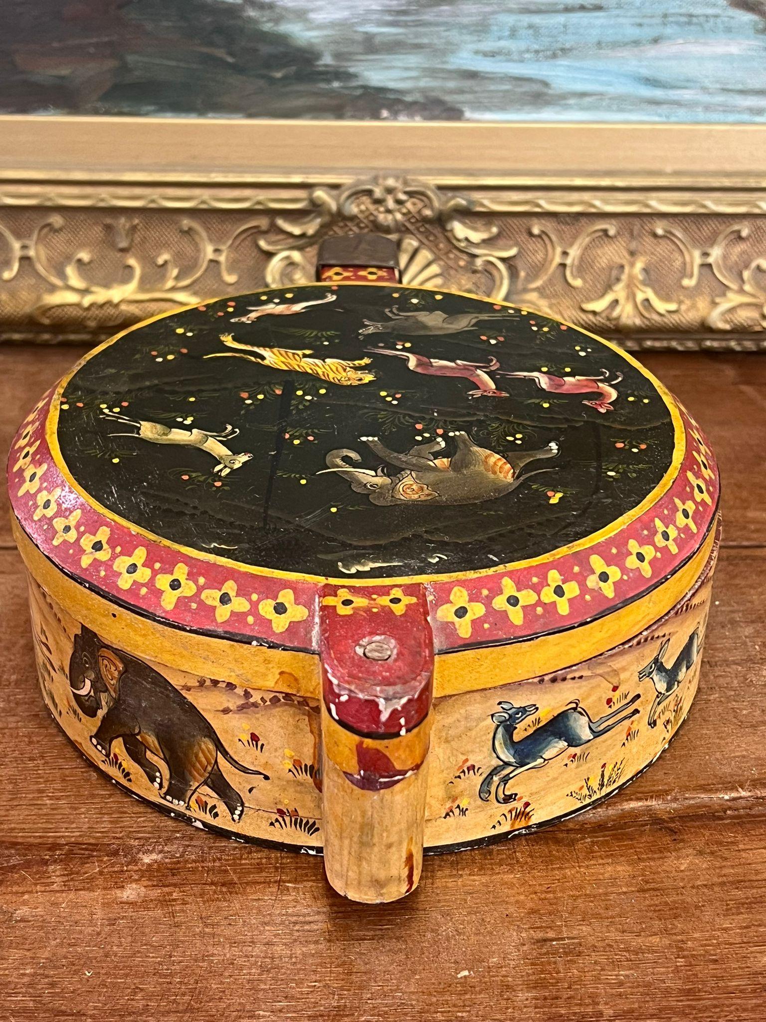 Caja redonda lacada decorativa posiblemente antigua con motivo floral animal en Bueno estado para la venta en Seattle, WA