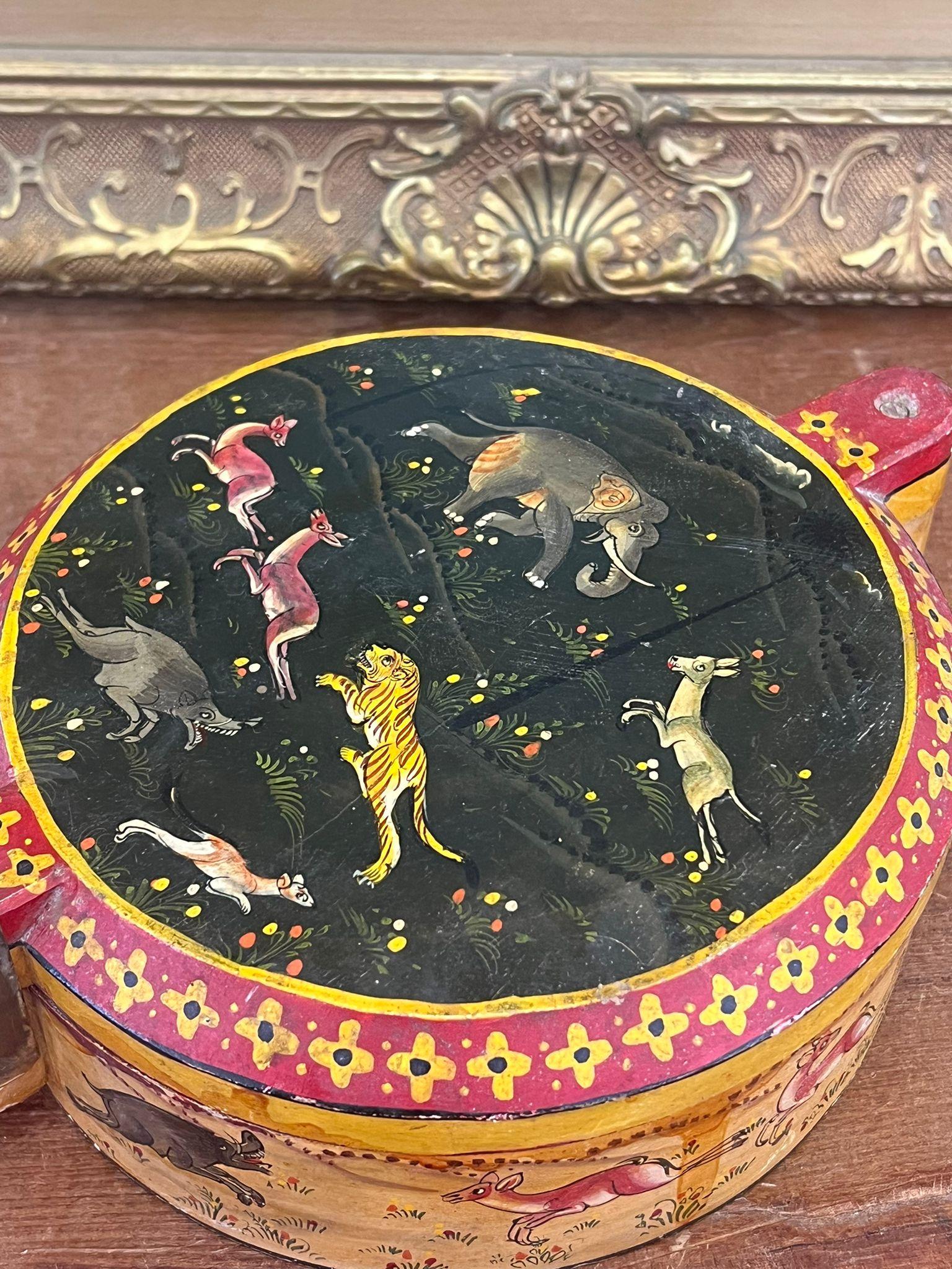 Caja redonda lacada decorativa posiblemente antigua con motivo floral animal finales del siglo XX en venta