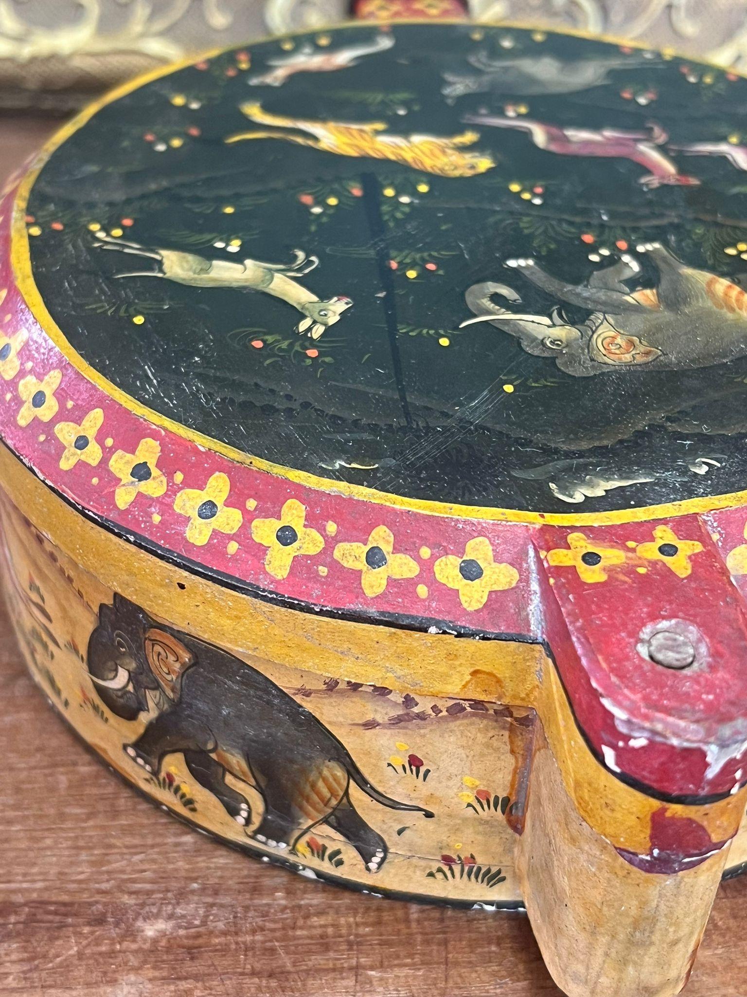 Caja redonda lacada decorativa posiblemente antigua con motivo floral animal Madera en venta