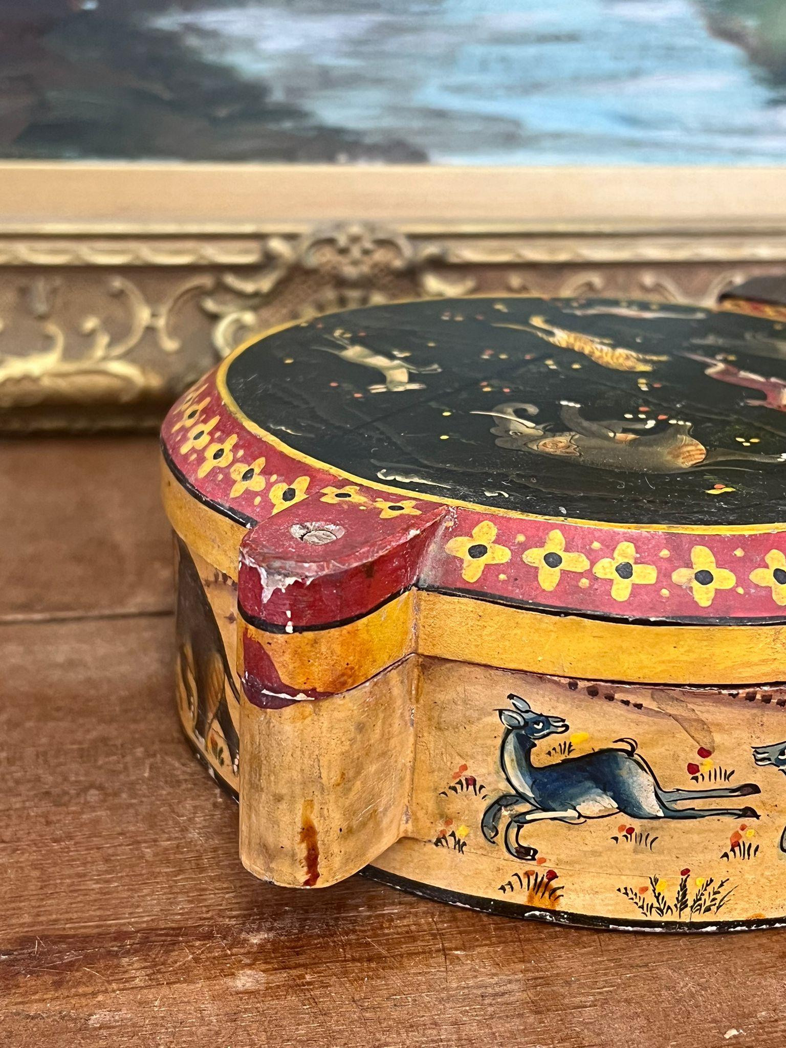 Caja redonda lacada decorativa posiblemente antigua con motivo floral animal en venta 1