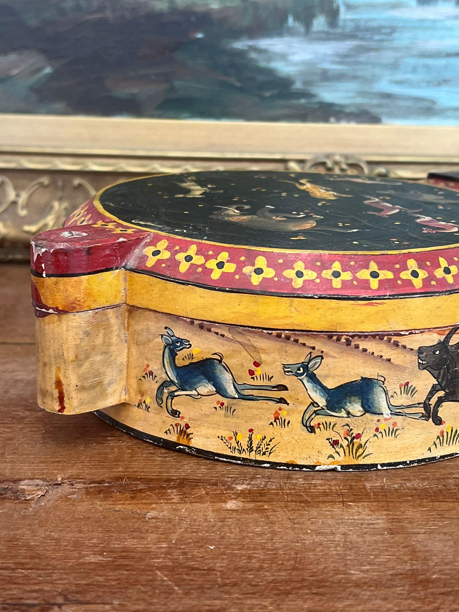 Caja redonda lacada decorativa posiblemente antigua con motivo floral animal en venta 3