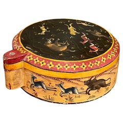 Caja redonda lacada decorativa posiblemente antigua con motivo floral animal