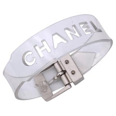 Bracelet en plastique et métal post-moderne du 21e siècle portant le logo de Chanel