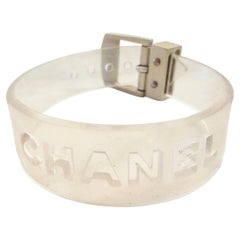 Bracelet en plastique et métal post-moderne du 21e siècle portant le logo de Chanel