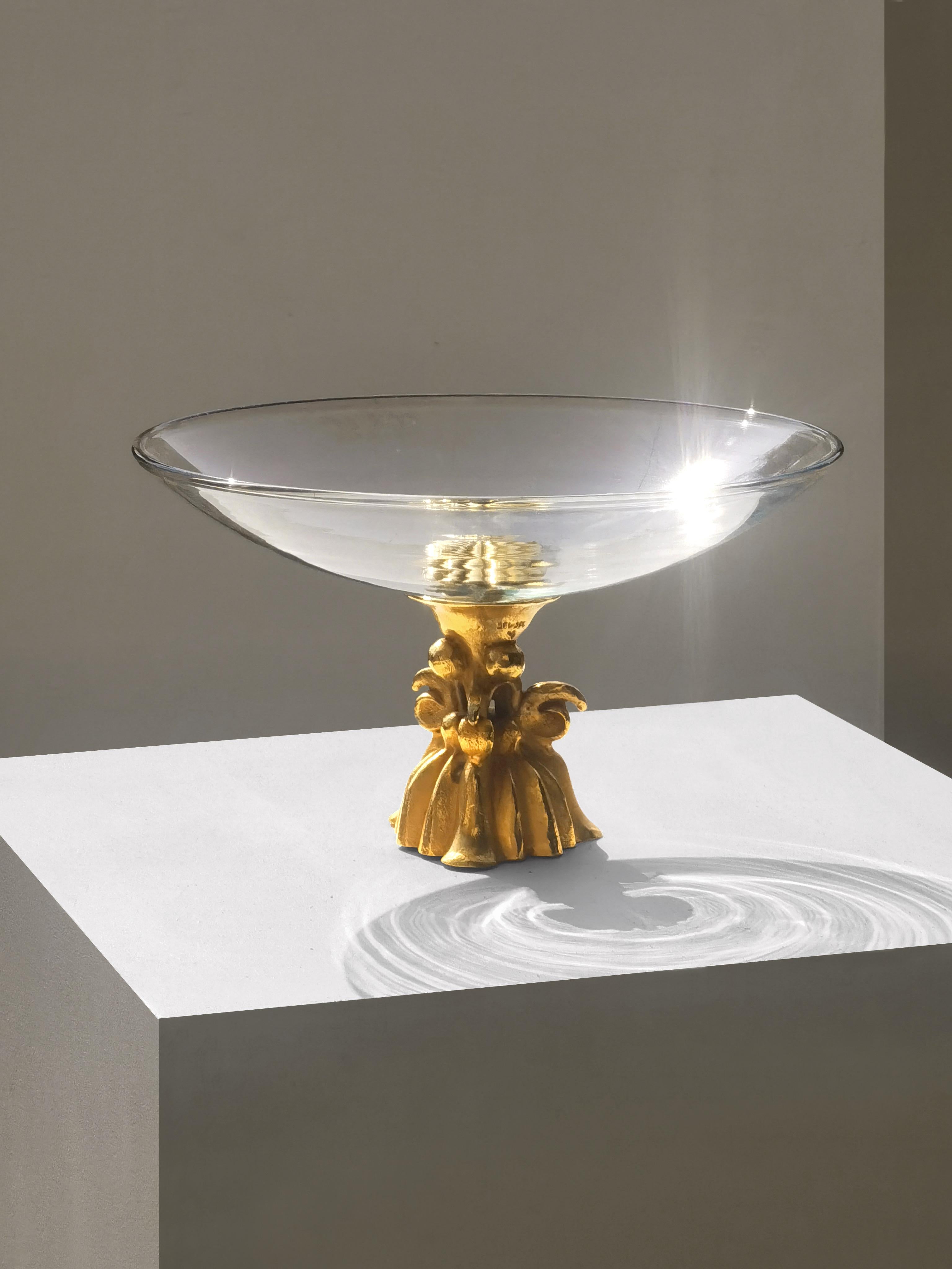 Un elegante e scultoreo piatto da frutta o centro tavola, Post-Moderno, Shabby-Chic, base scultorea in metallo dorato, ciotola in vetro sospesa fissata da una vite floreale dorata che forma il centro del gioco, creato dall'artista Nicolas Dewaël,