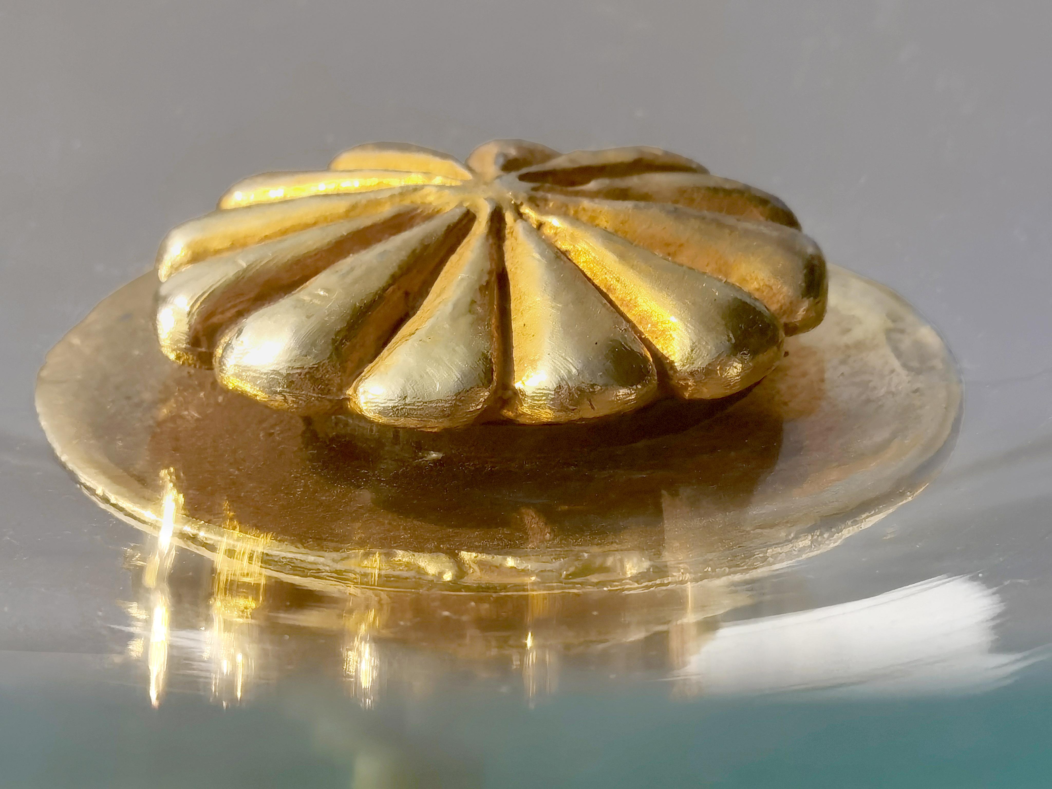 Ein eleganter und skulpturaler Obstteller (oder Tischteller), Post-Modern, Shabby-Chic, Neoklassisch, skulpturaler goldener Metallsockel, breite und dicke hängende Glasschale, die von einer goldenen Blumenschraube gehalten wird, die das Zentrum des
