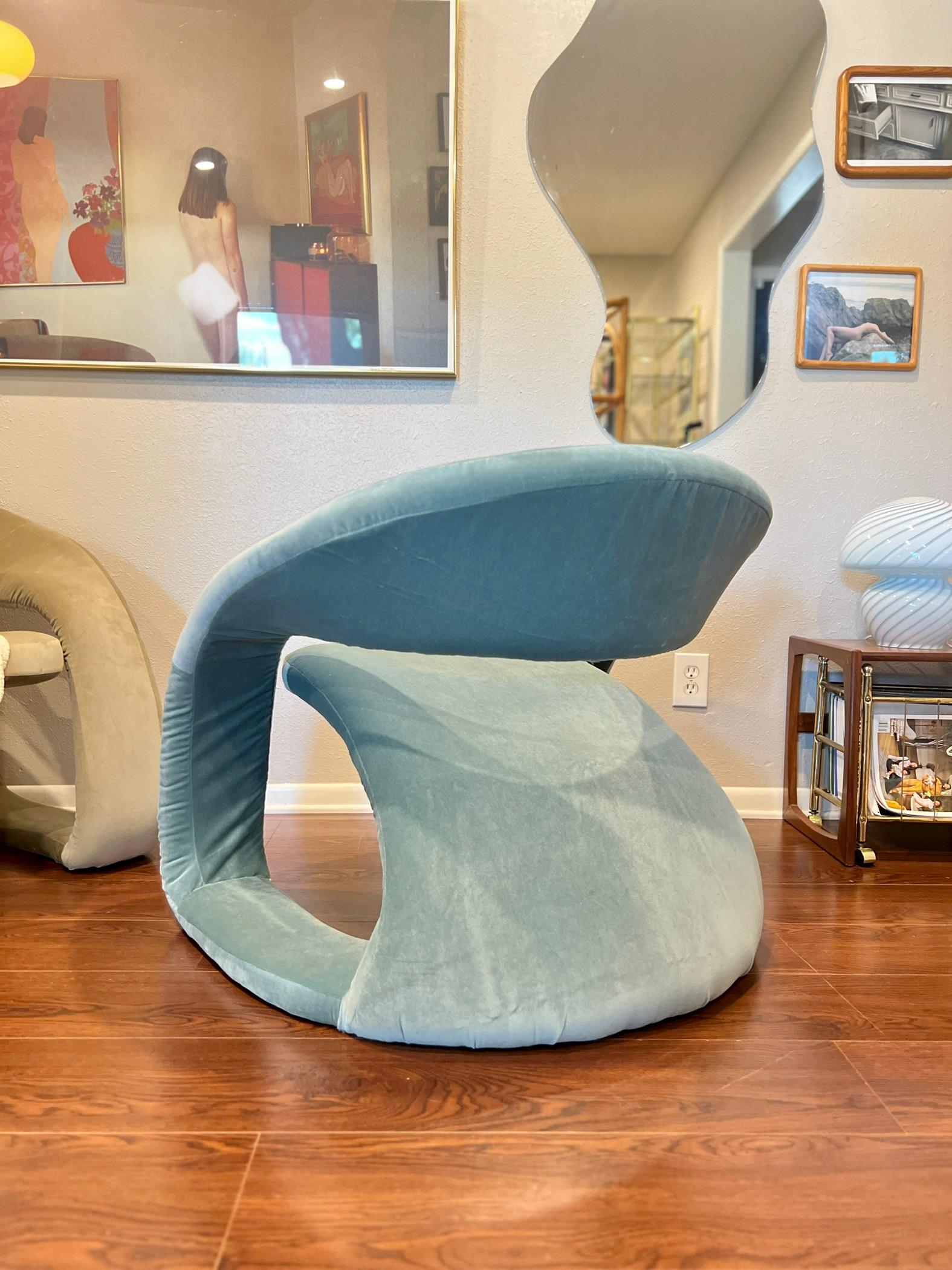 a post modern sculptural Jaymar tongue chair in blue velvet, circa 1980s In Good Condition In Houston, TX