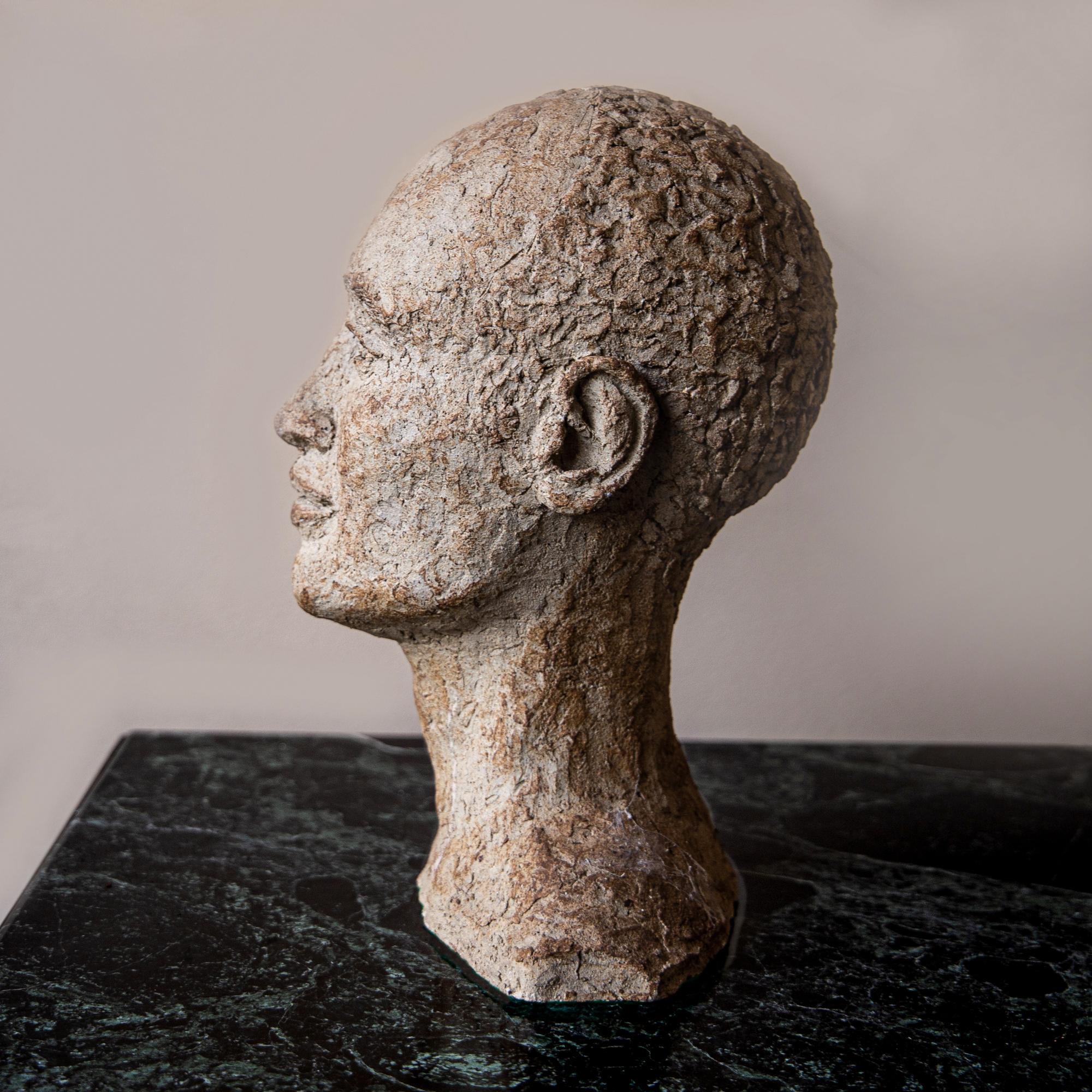 Mid-Century Modern Buste sculpté en grès texturé de l'après-guerre, signé - British School en vente