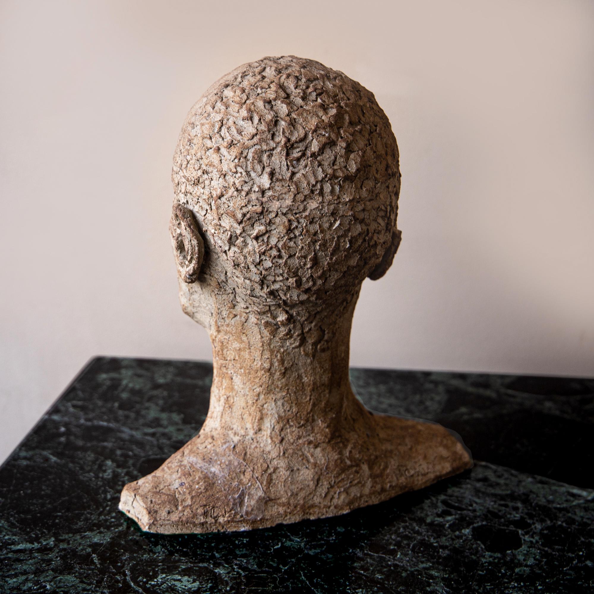 Britannique Buste sculpté en grès texturé de l'après-guerre, signé - British School en vente