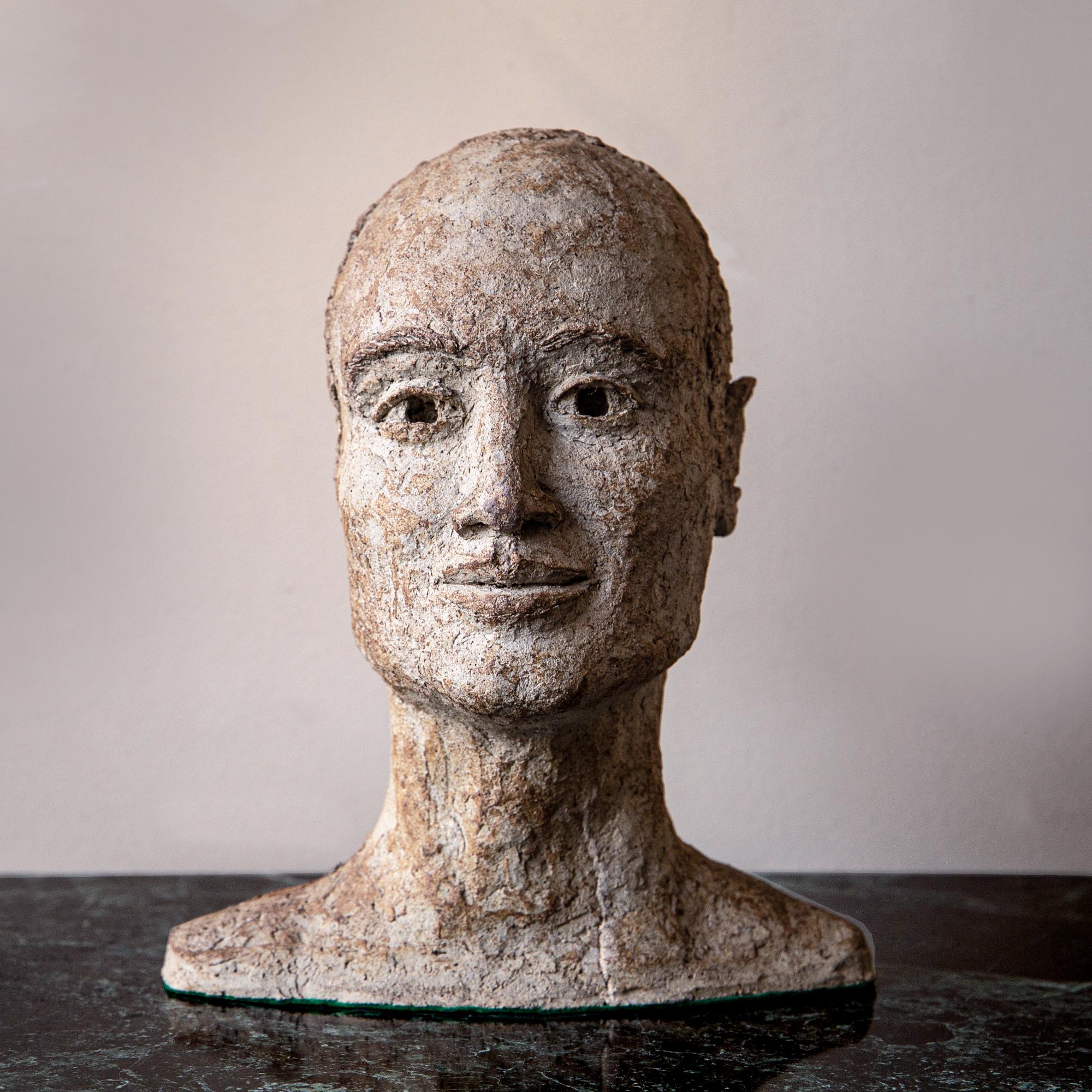 Fait main Buste sculpté en grès texturé de l'après-guerre, signé - British School en vente
