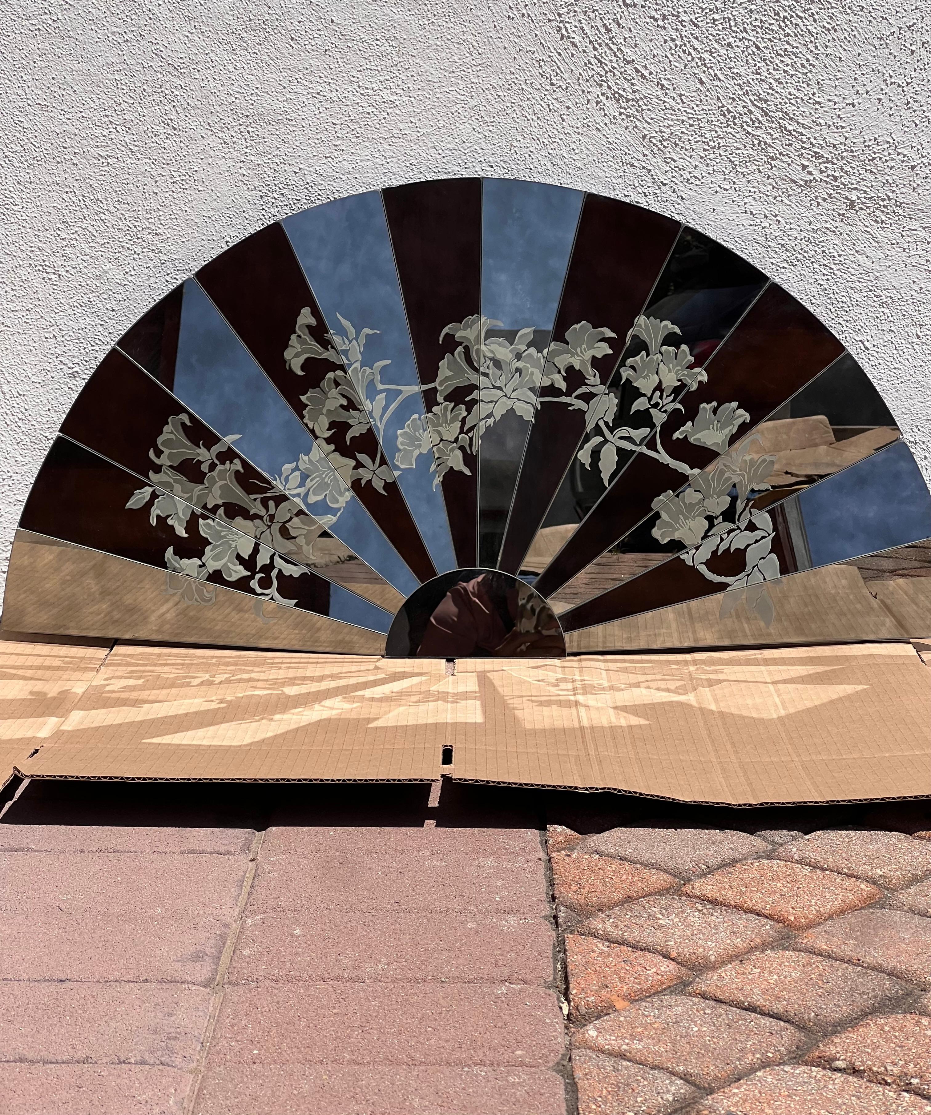 Miroir en éventail / sculpture murale, fin du 20e siècle. Grâce aux sensibilités de la régence hollywoodienne, du postmodernisme et de la chinoiserie, cette pièce apporte à la fois du glamour et de l'esprit campagnard à tout intérieur.