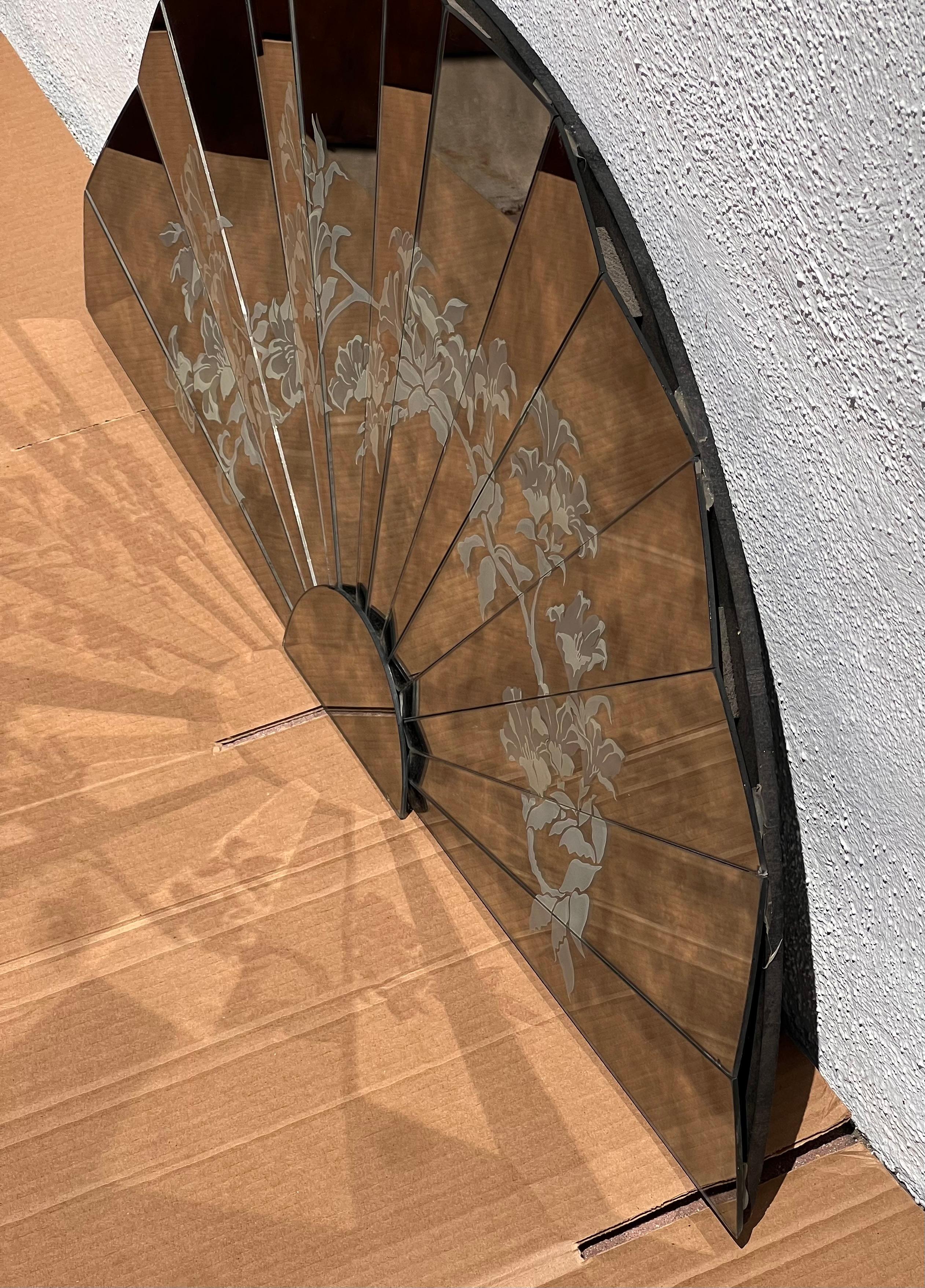 Postmoderne Sculpture murale postmoderne / chinoiserie en forme d'éventail miroité, fin du 20e siècle en vente