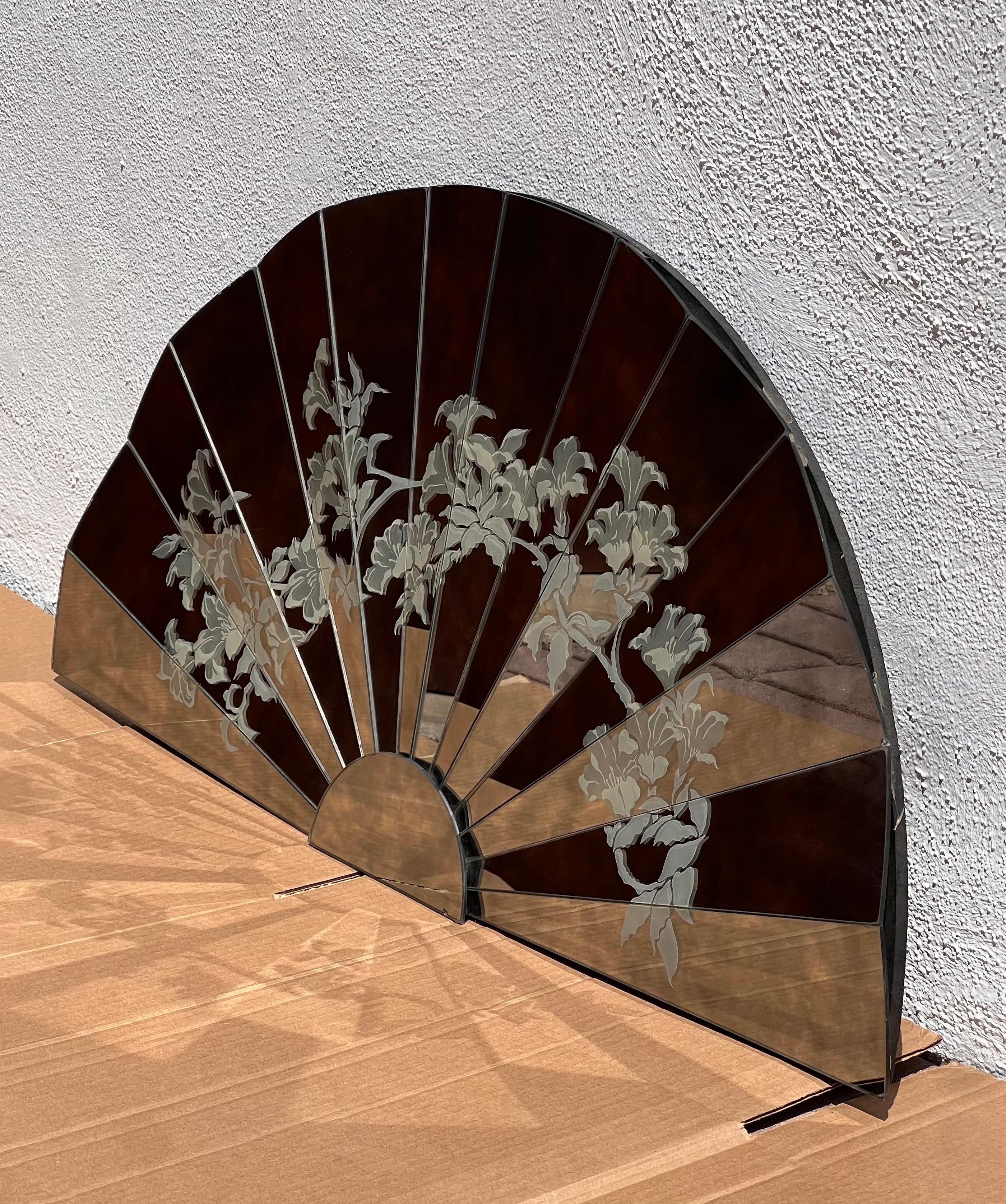 Inconnu Sculpture murale postmoderne / chinoiserie en forme d'éventail miroité, fin du 20e siècle en vente