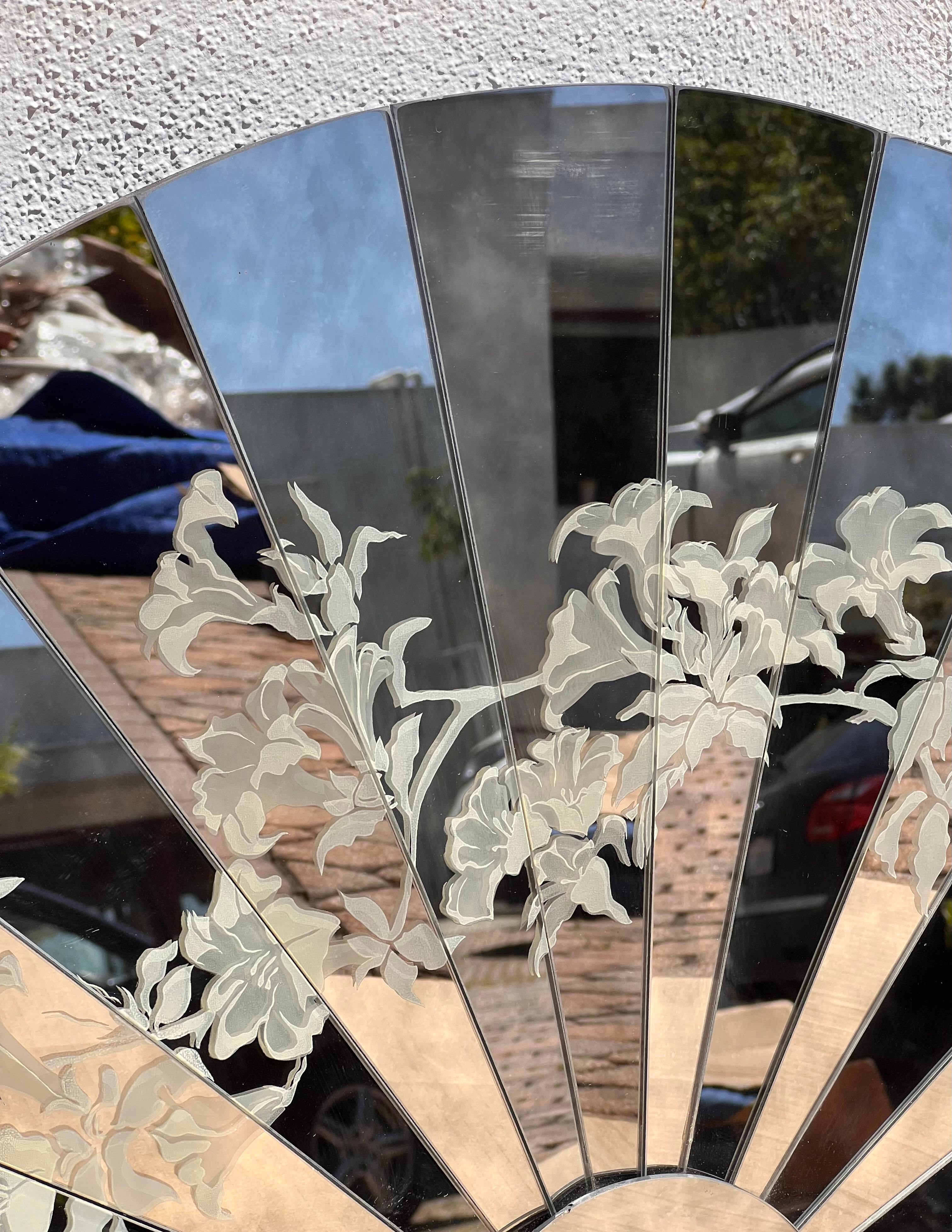 Sculpture murale postmoderne / chinoiserie en forme d'éventail miroité, fin du 20e siècle Bon état - En vente à View Park, CA