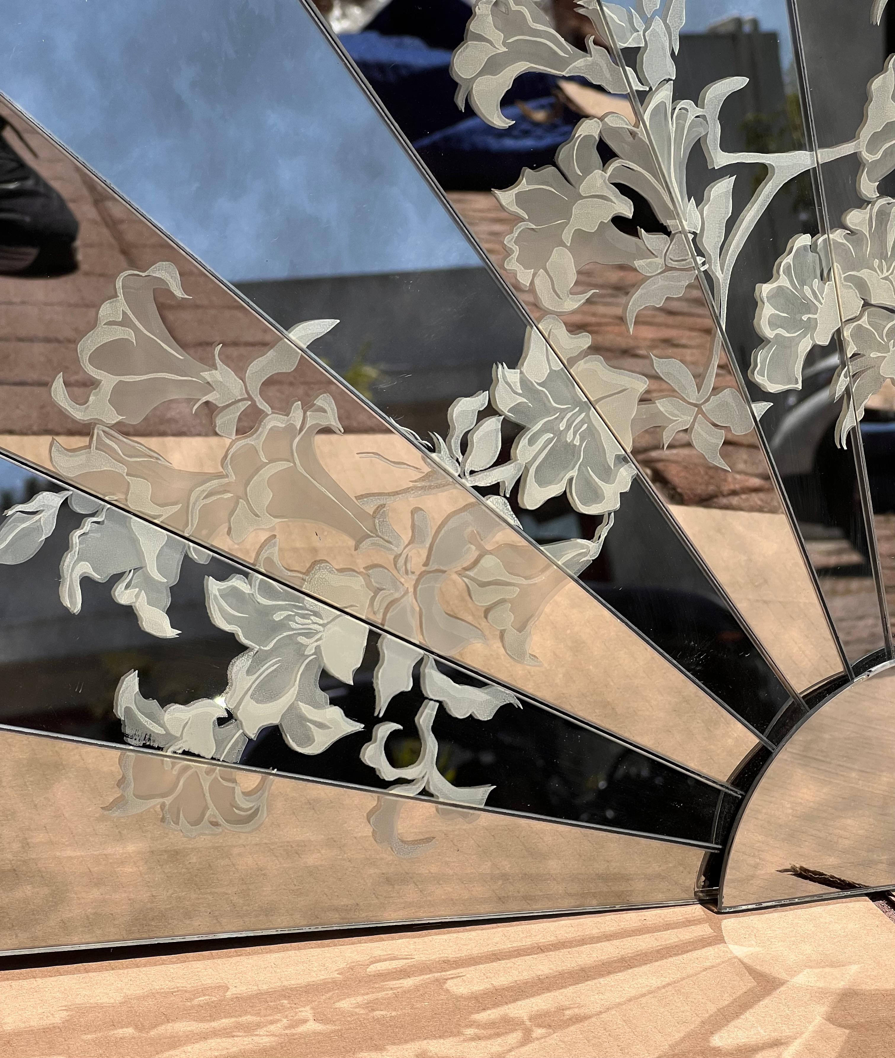 20ième siècle Sculpture murale postmoderne / chinoiserie en forme d'éventail miroité, fin du 20e siècle en vente