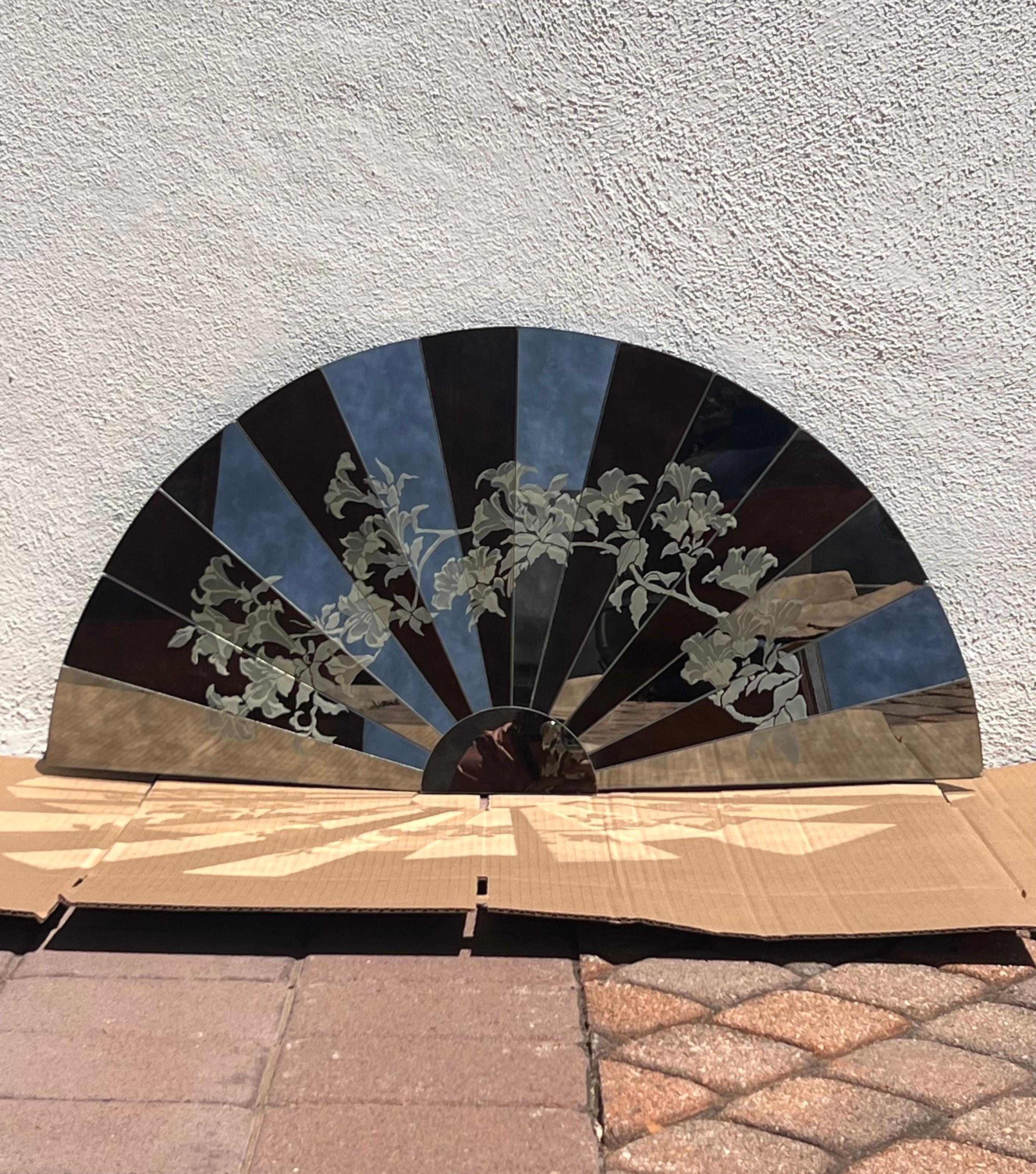 Sculpture murale postmoderne / chinoiserie en forme d'éventail miroité, fin du 20e siècle en vente 2