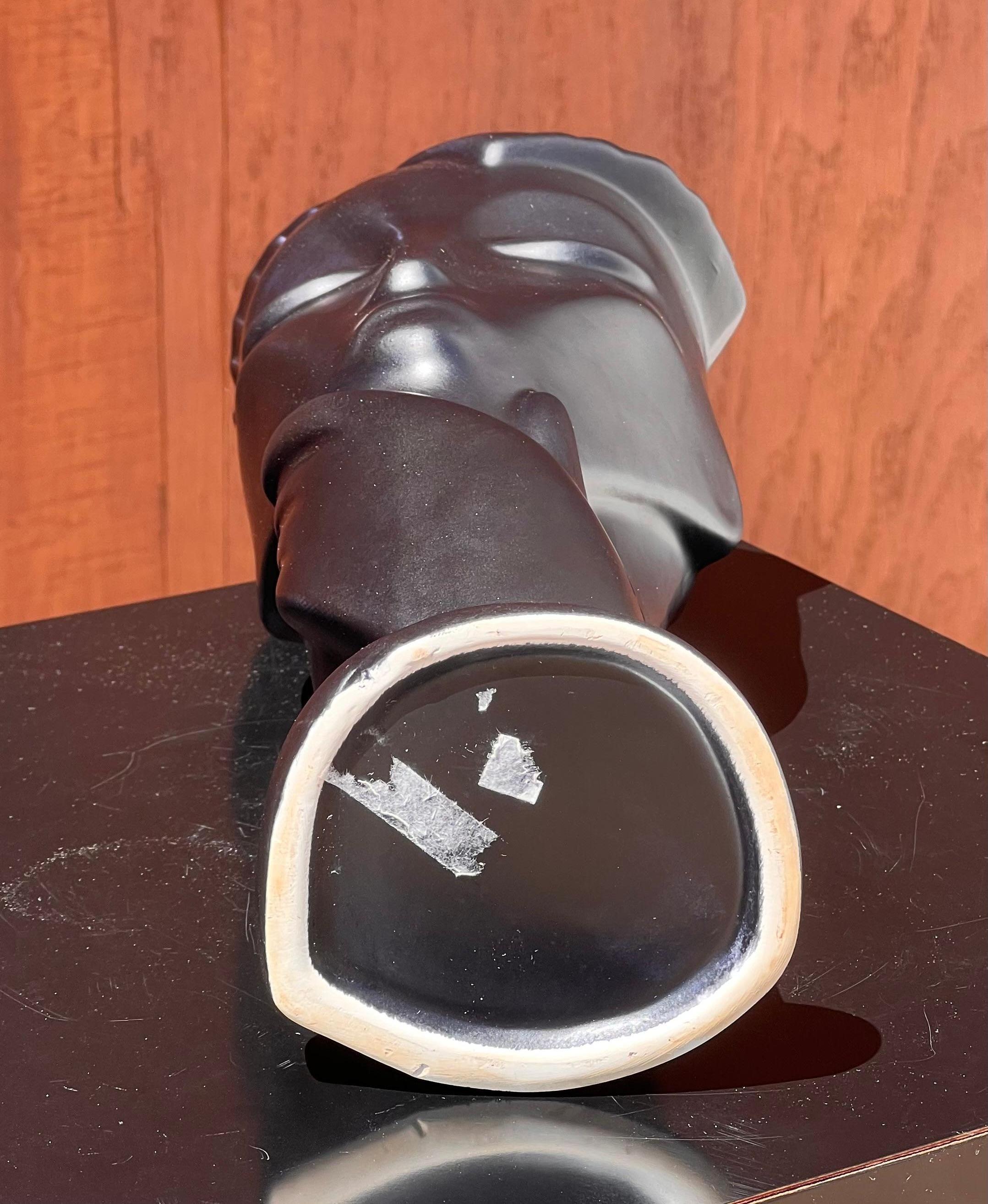 Eine postmoderne Gesichtsvase nach Lindsey B., um 1980 im Angebot 3