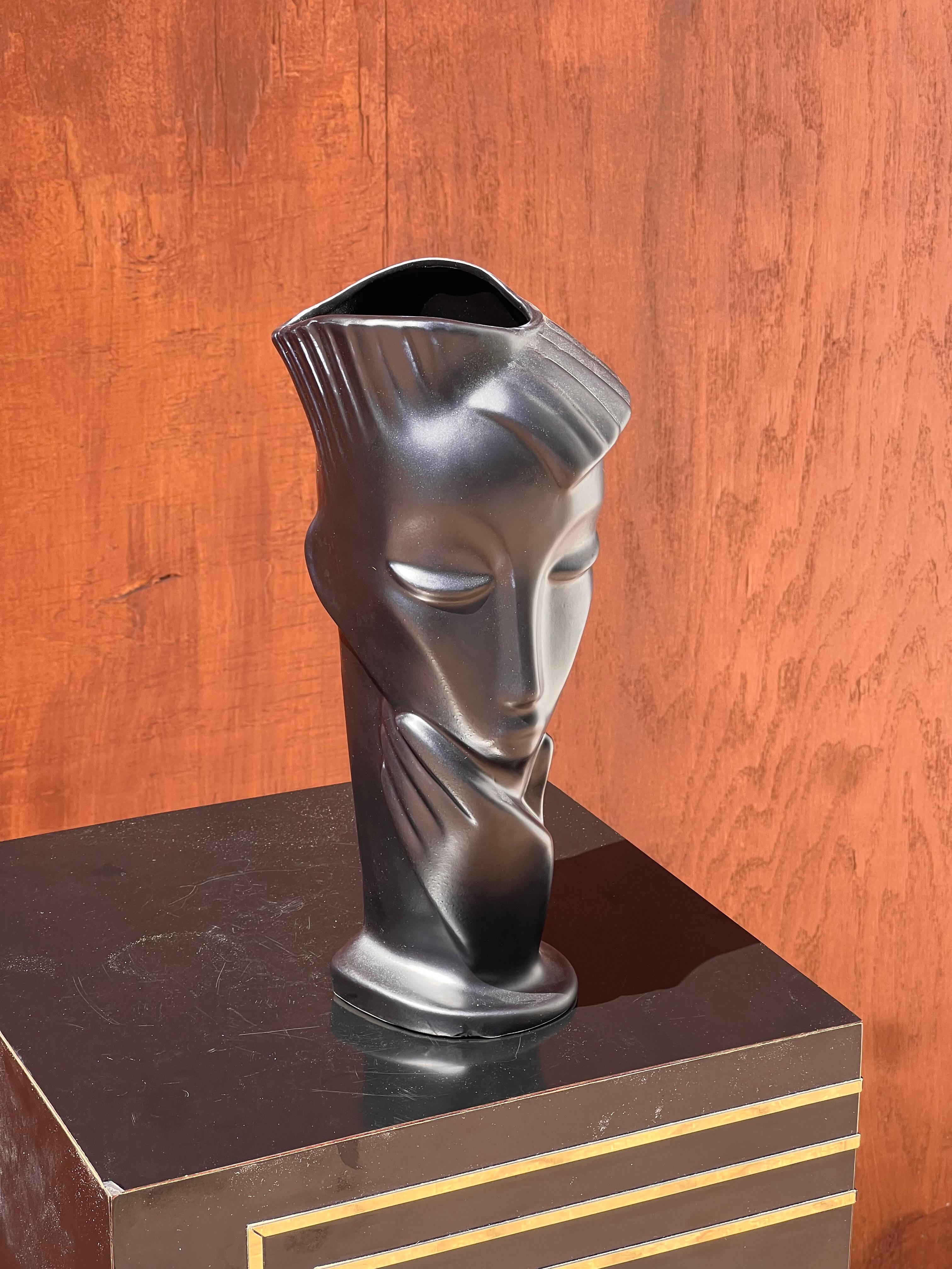 Eine postmoderne Gesichtsvase nach Lindsey B., um 1980 im Zustand „Gut“ im Angebot in View Park, CA