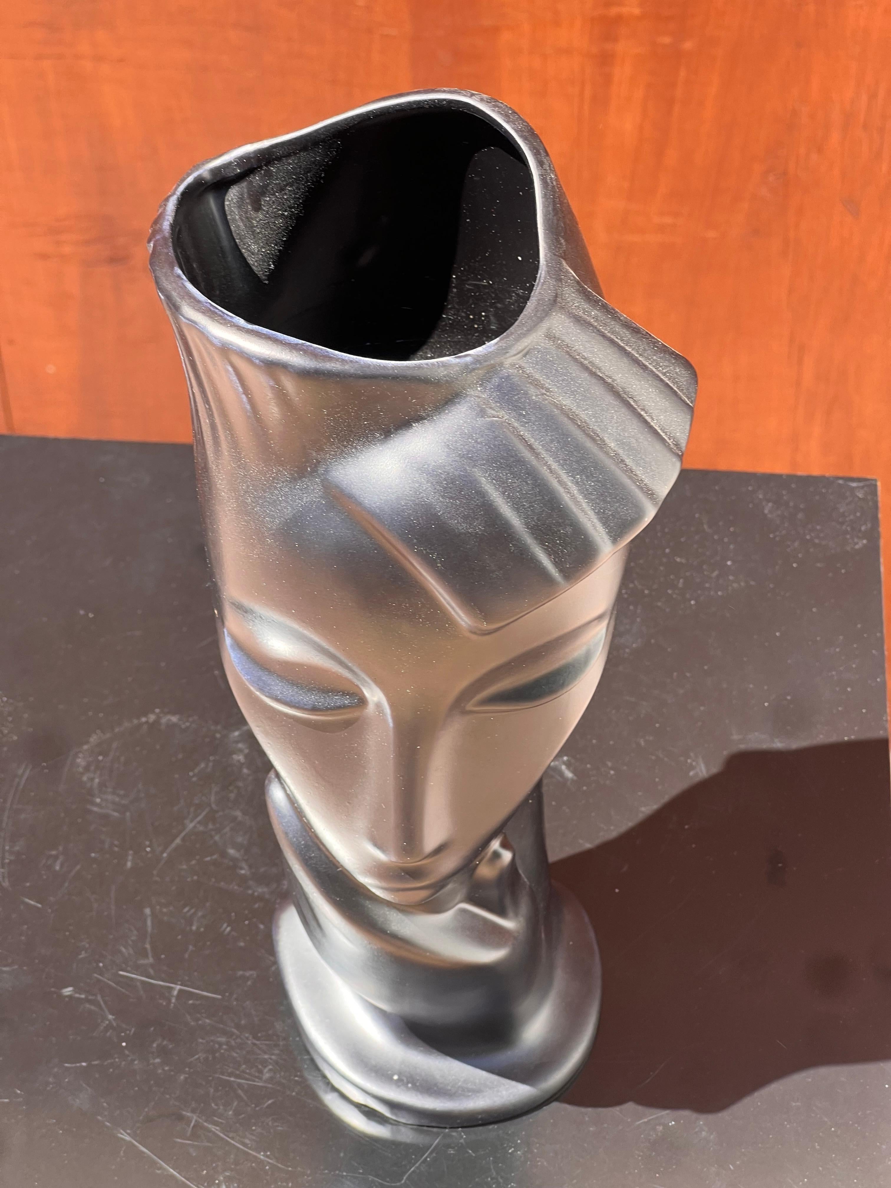 Eine postmoderne Gesichtsvase nach Lindsey B., um 1980 (Keramik) im Angebot