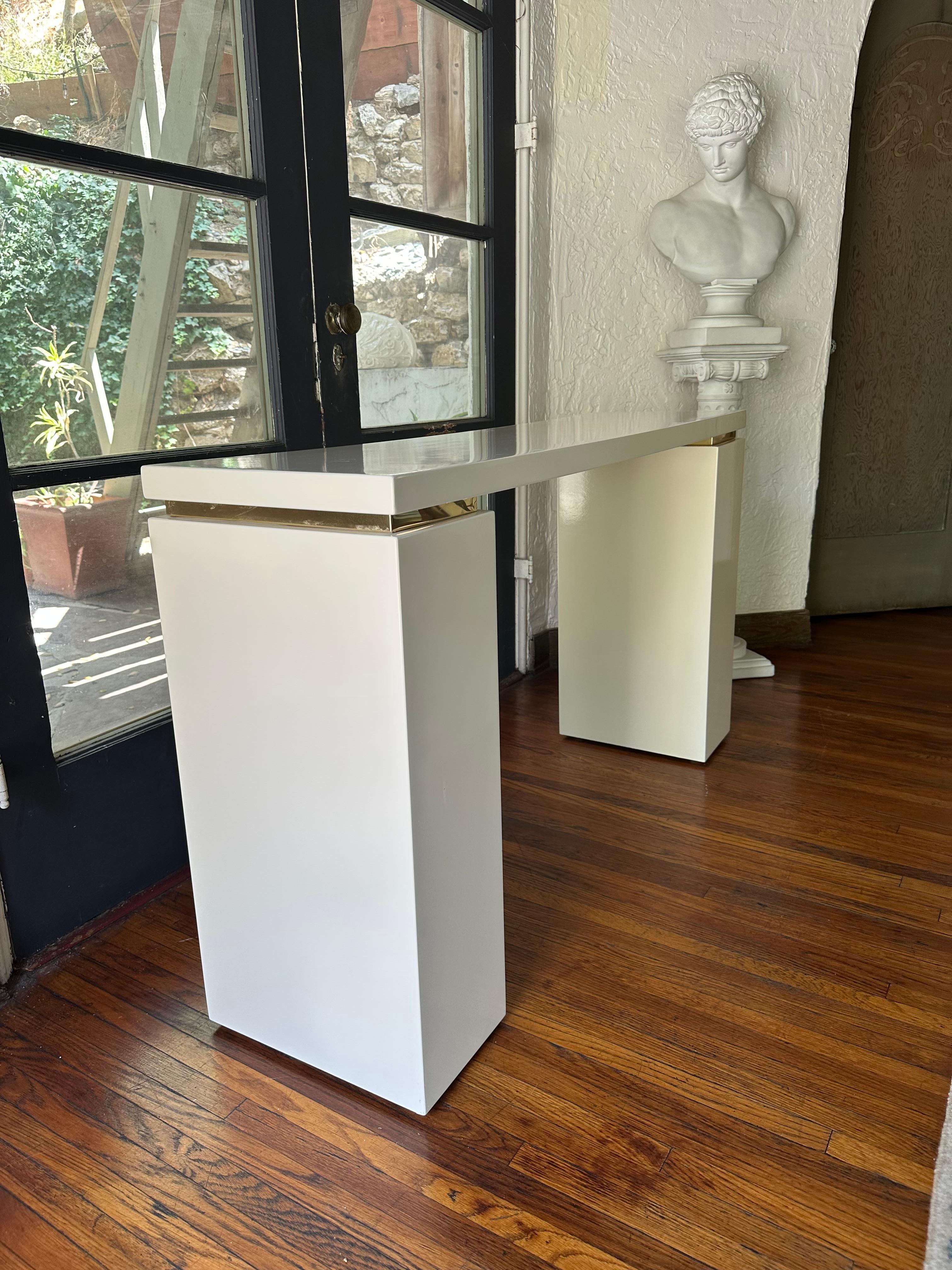 Consola postmoderna lacada con detalles dorados, finales del siglo XX en venta 5