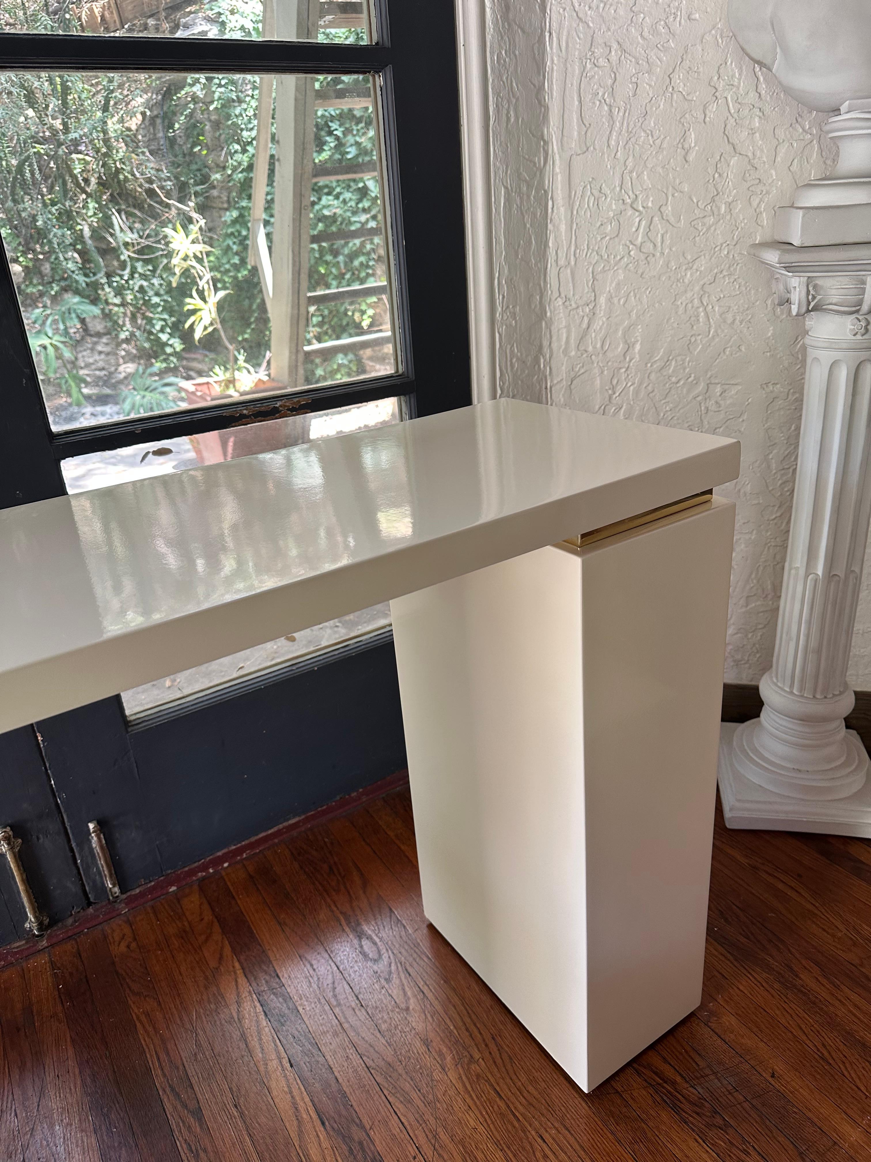 Consola postmoderna lacada con detalles dorados, finales del siglo XX Desconocido en venta