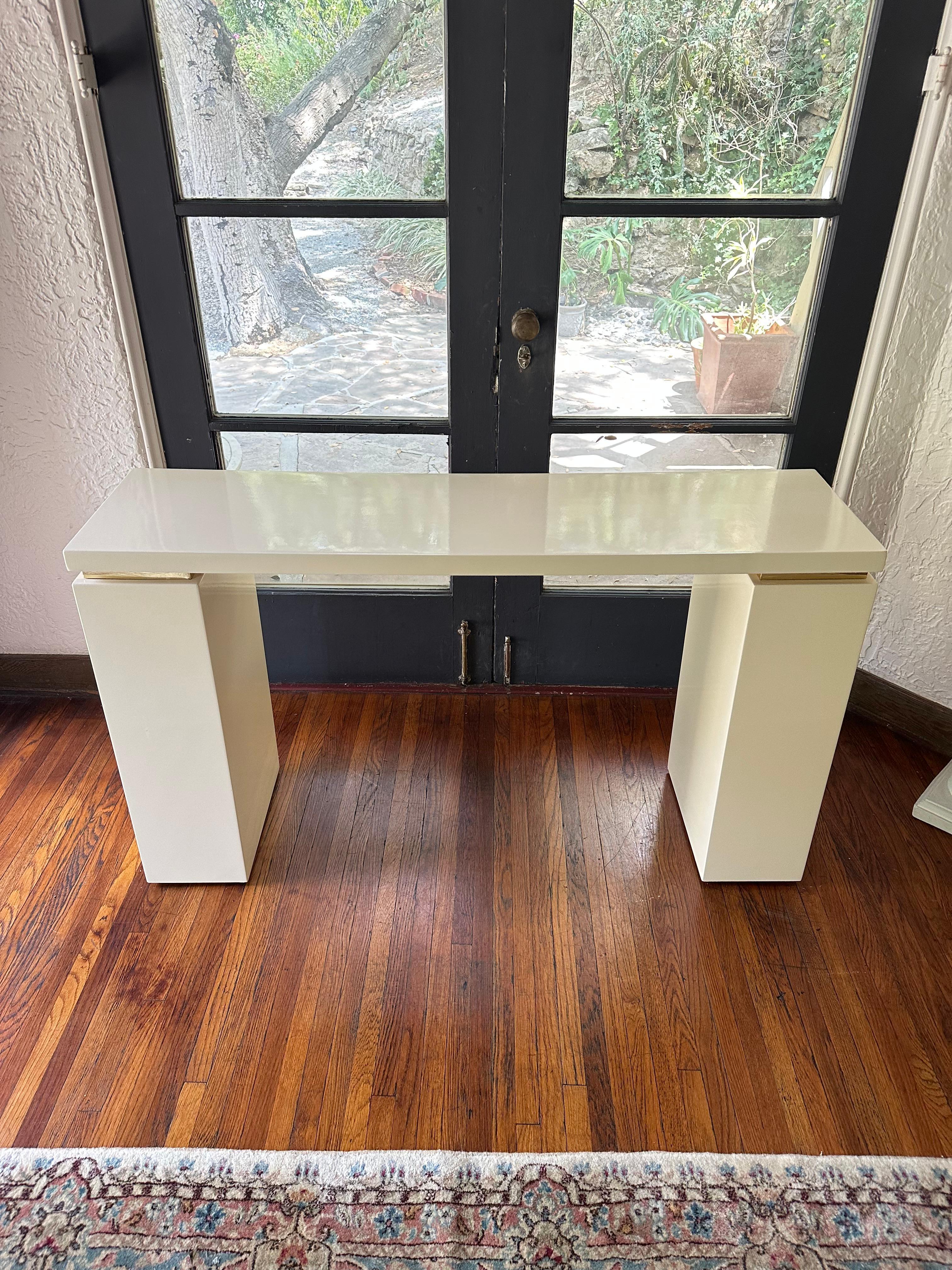 Consola postmoderna lacada con detalles dorados, finales del siglo XX en Bueno estado para la venta en View Park, CA