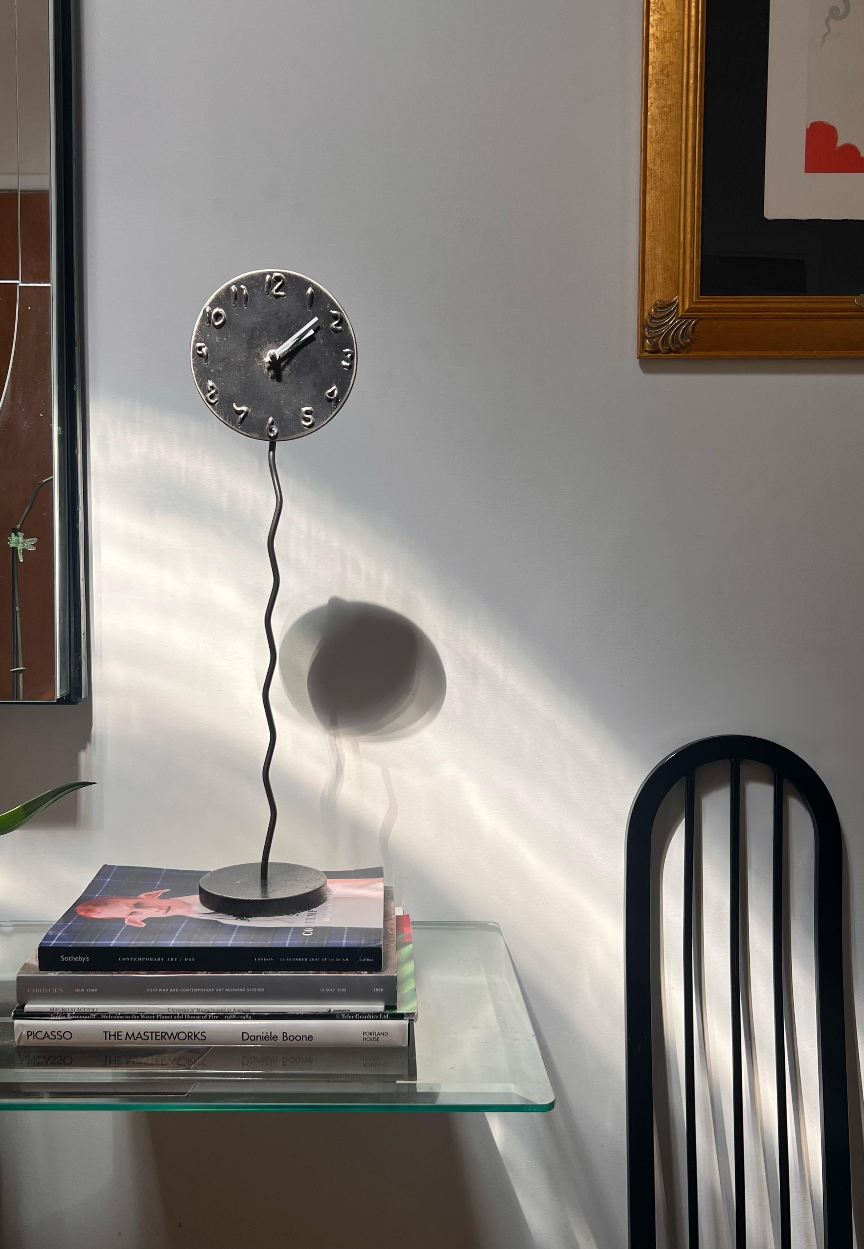 Orologio scultoreo postmoderno in metallo saldato di Jon Sarriugarte, firmato, 1991. in vendita 4