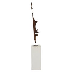 Une sculpture abstraite en fer d'une grande puissance, réalisée par le sculpteur autrichien Edwin Neyer