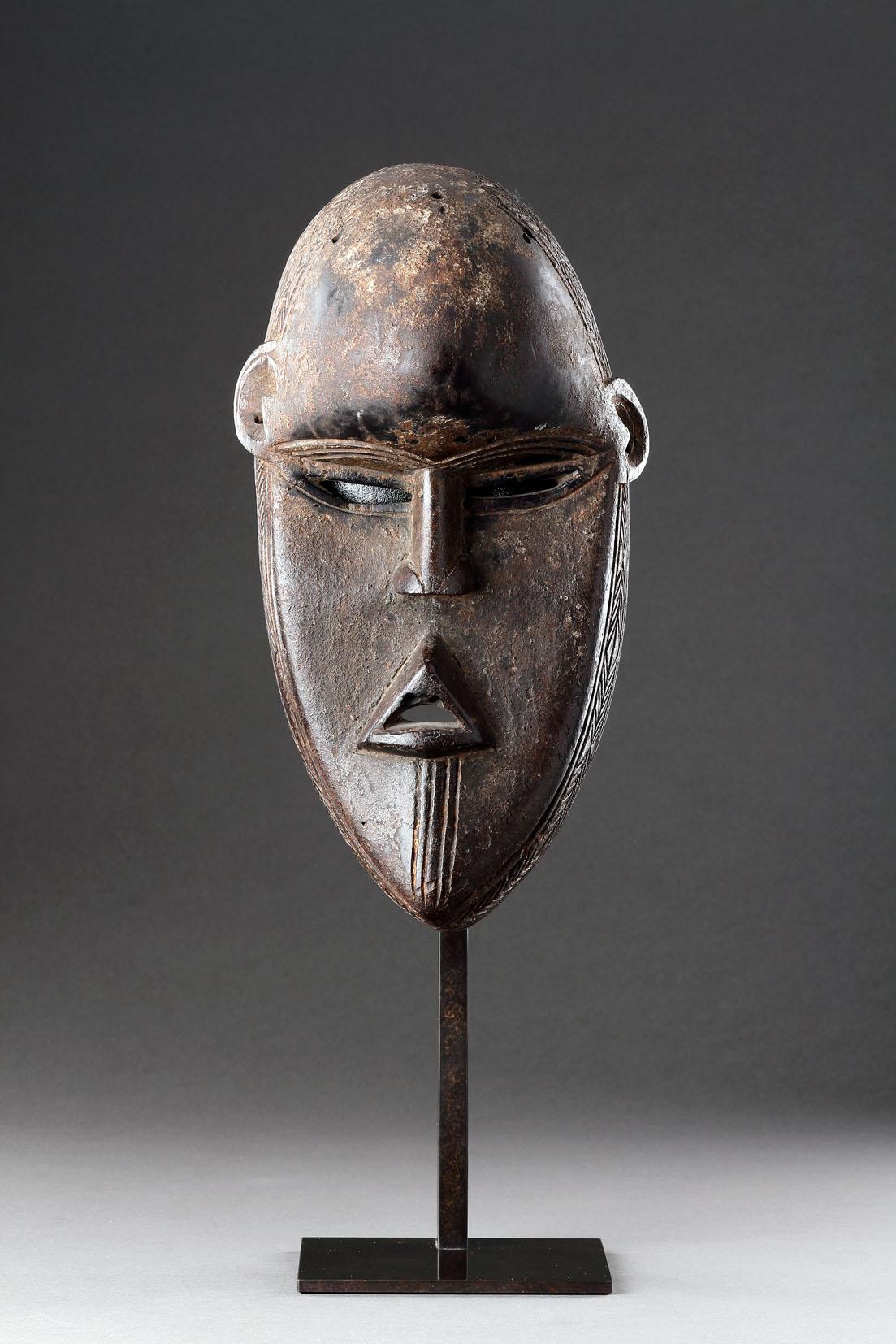 Un masque d'initiation féminin puissant pour le Bakorozai 
La patine brune témoigne de l'utilisation rituelle et du grand âge de ce masque rare 
Bois 
Loma / Guerze-Kpelle, Libéria 
Fin du 19e siècle 

Taille : 29cm de haut - 11½ ins de haut