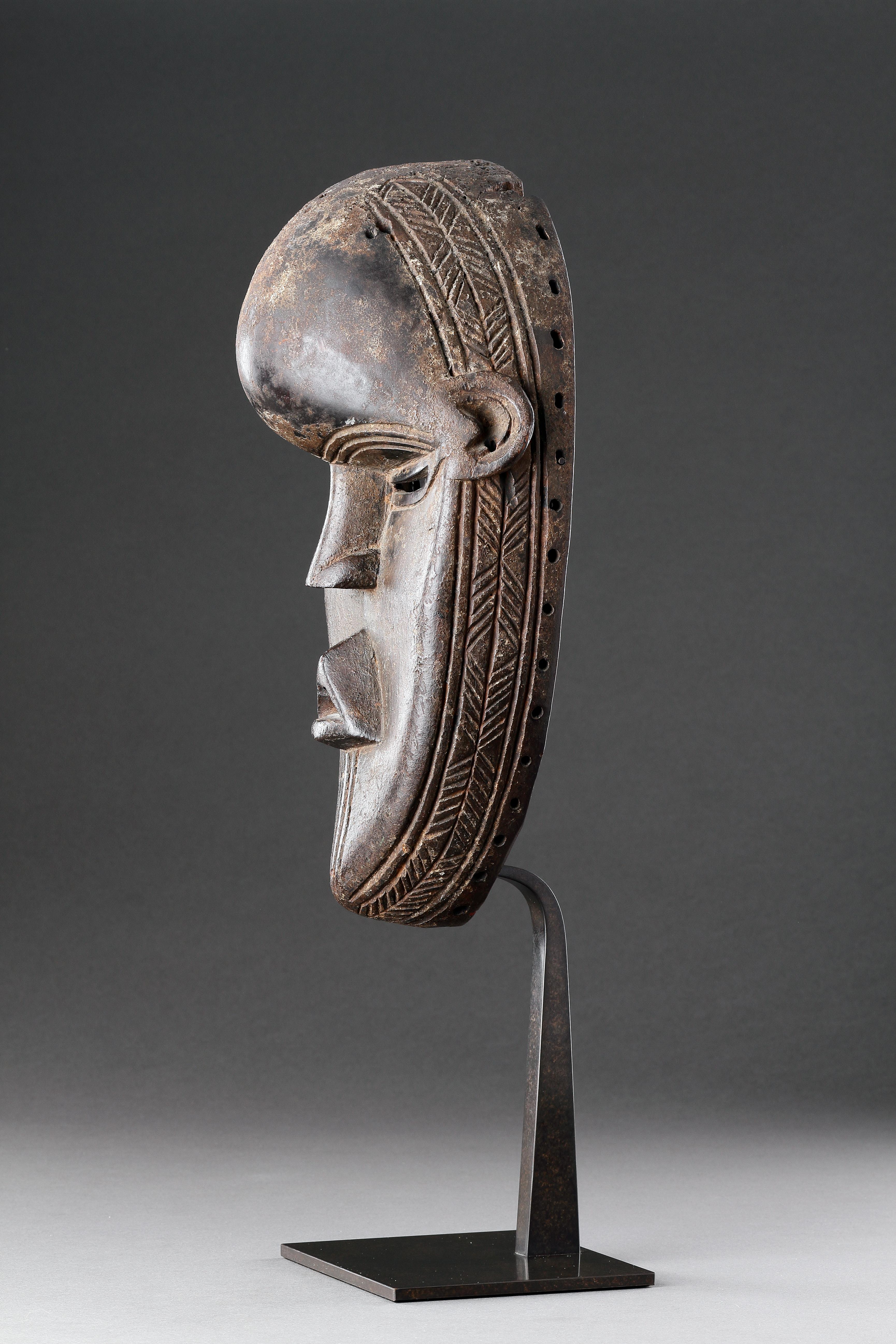 Un masque d'initiation féminin puissant pour le Bakorozai Bon état - En vente à London, GB