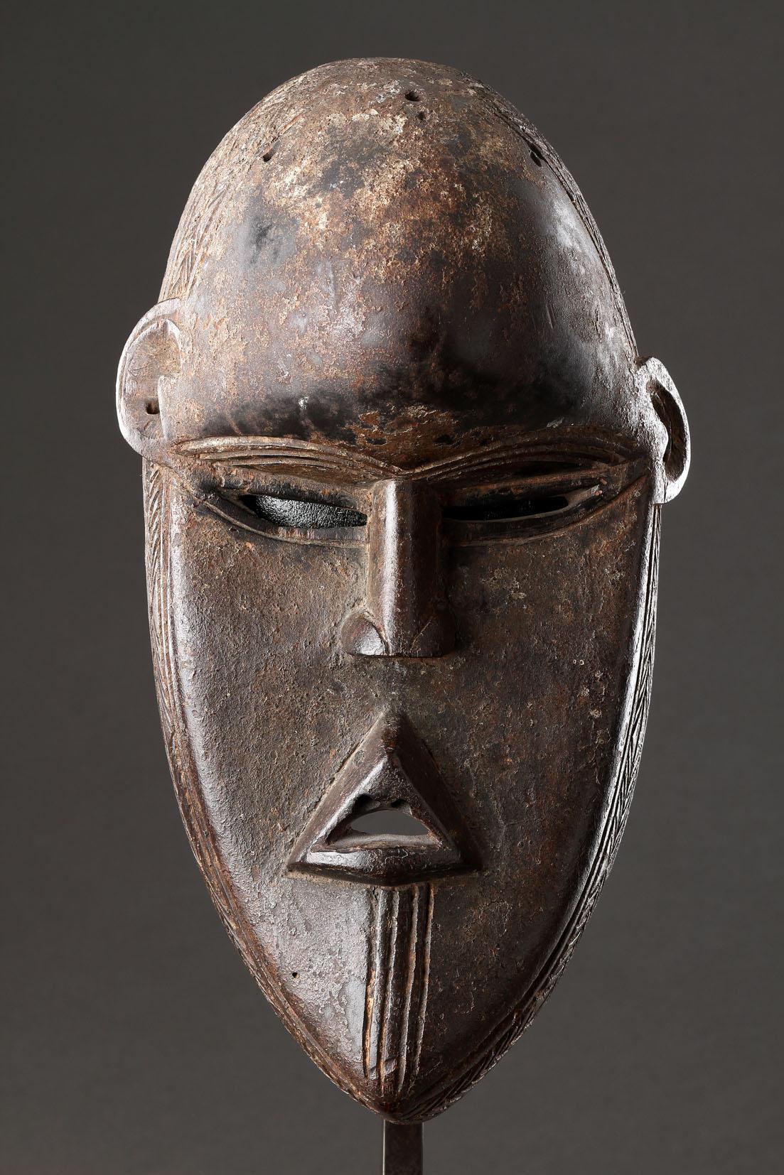 Un masque d'initiation féminin puissant pour le Bakorozai en vente 2