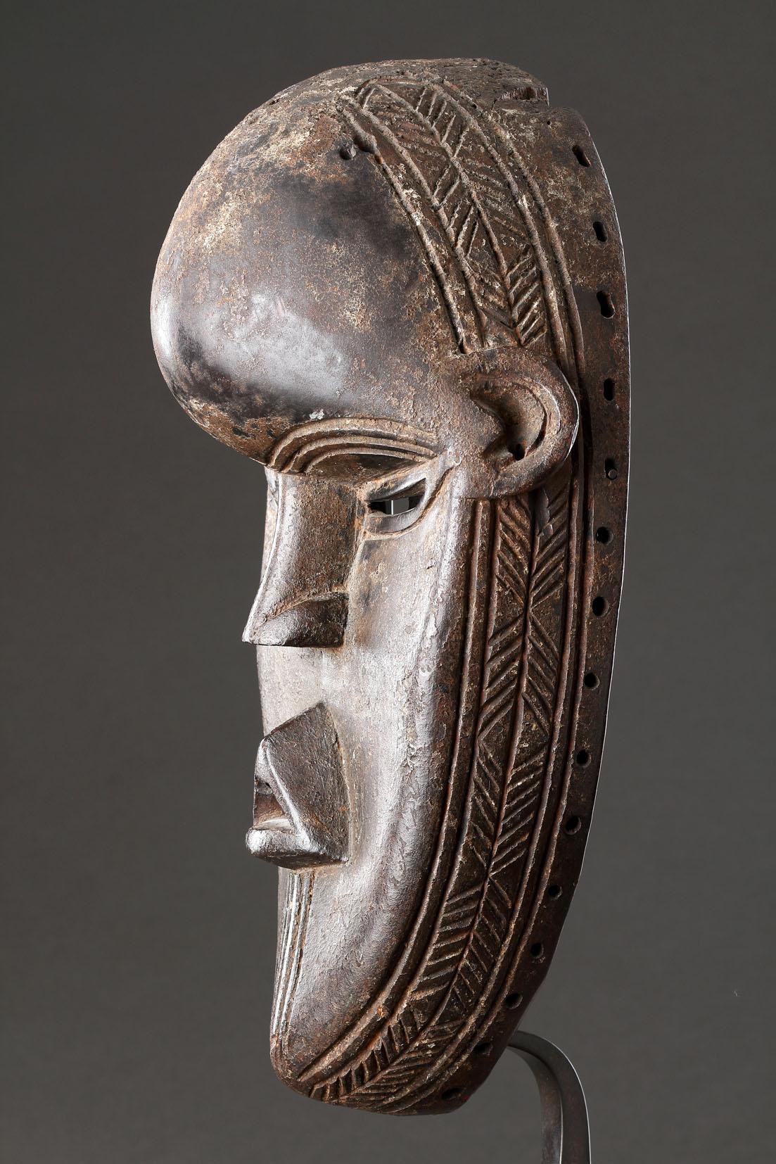 Un masque d'initiation féminin puissant pour le Bakorozai en vente 3