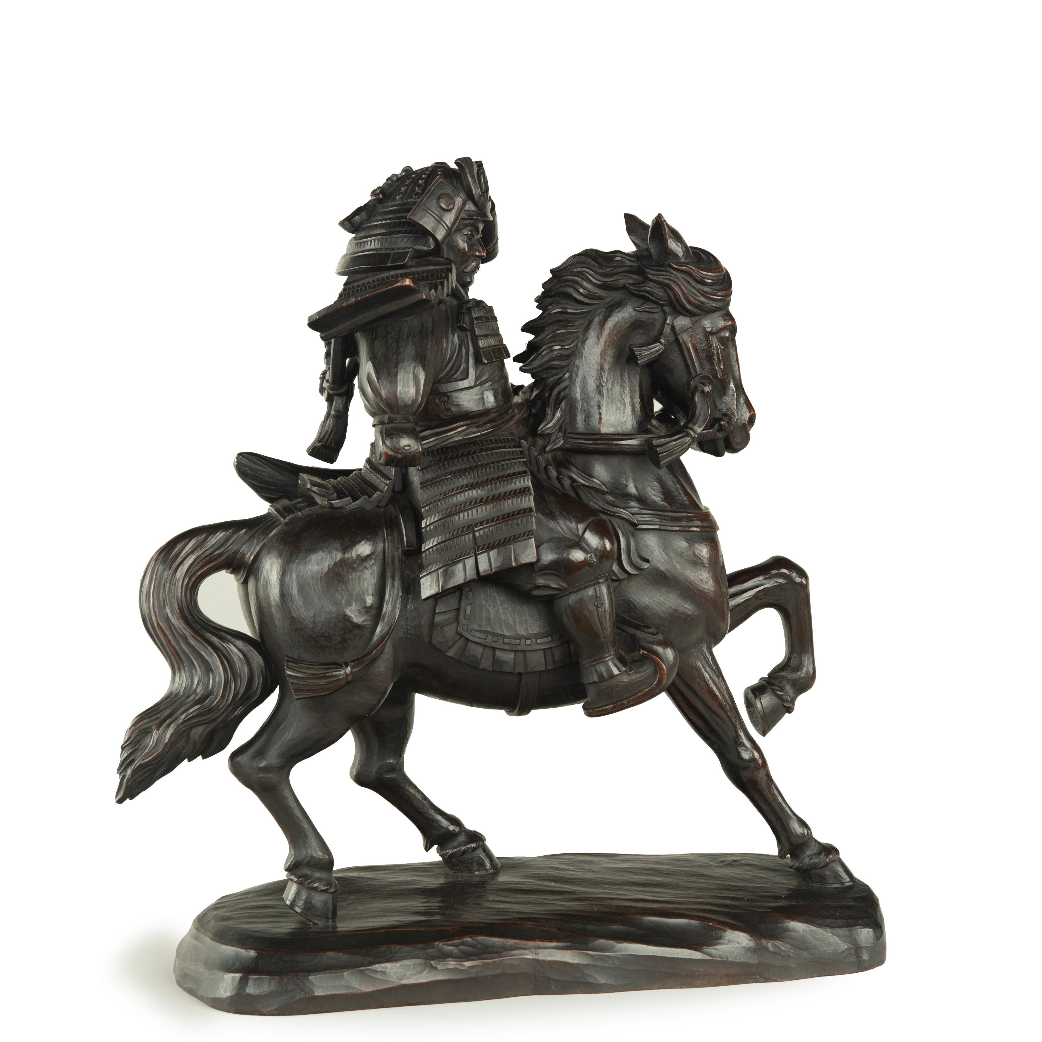 
Puissante sculpture équestre japonaise en bois d'un samouraï par Yoshida Issen/Isshun, représenté en armure complète sur un cheval de guerre musclé et cabré, signée 一雋刀