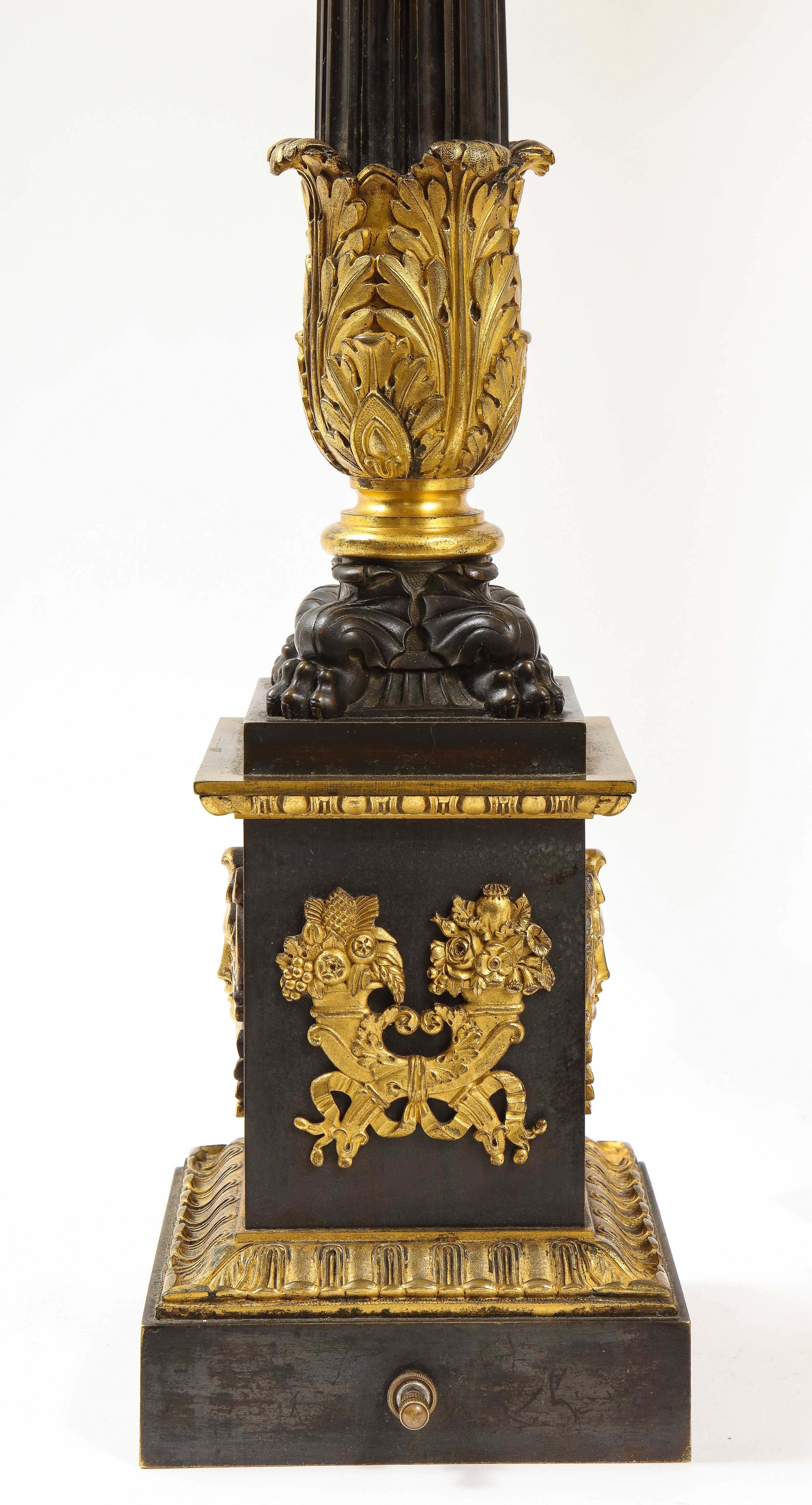 Pr. Kerzenständer aus patinierter und vergoldeter Bronze aus der Zeit des Kaiserreichs, gedrechselt zu Lampen im Angebot 3