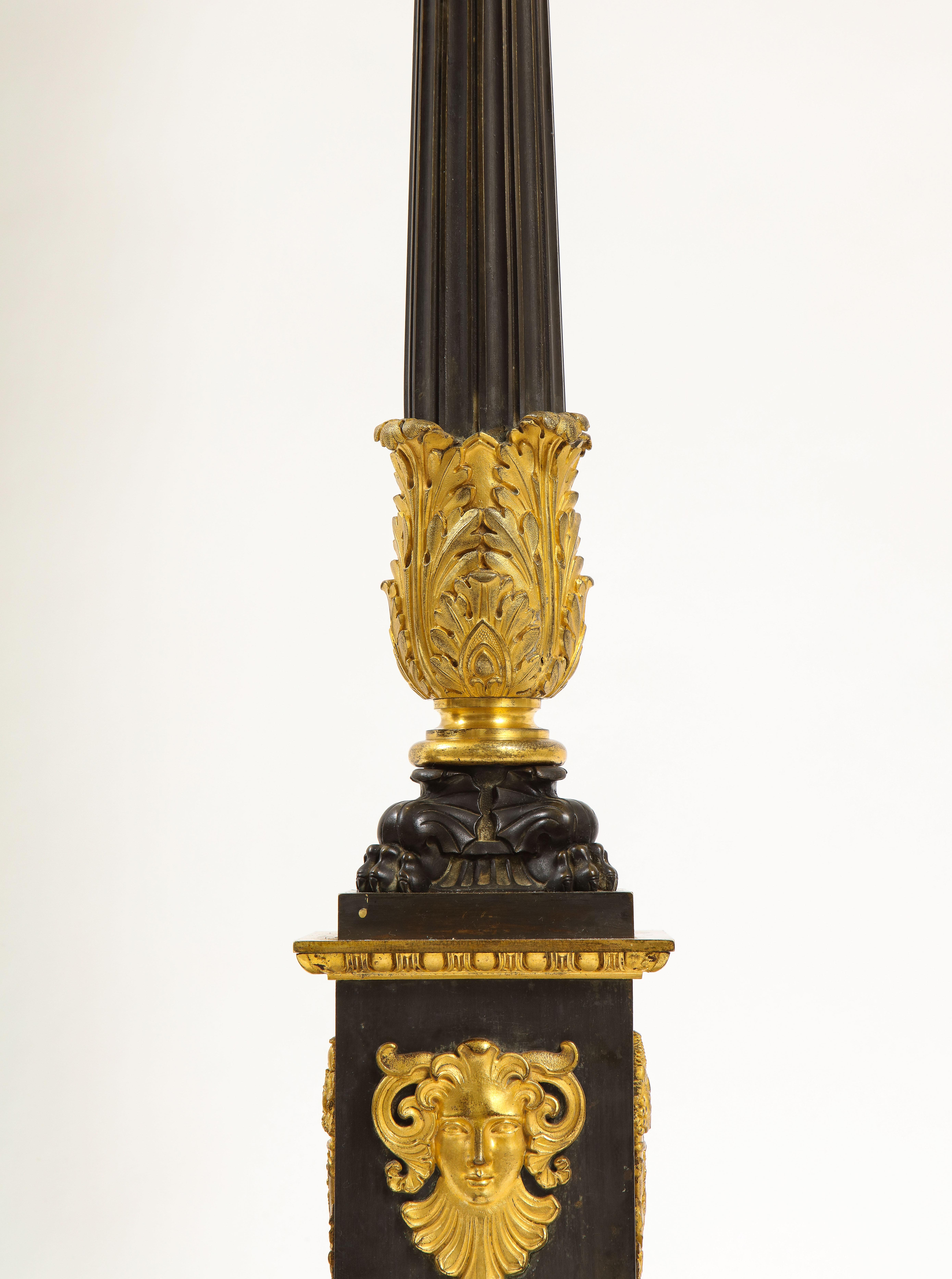Pr. Kerzenständer aus patinierter und vergoldeter Bronze aus der Zeit des Kaiserreichs, gedrechselt zu Lampen im Angebot 1