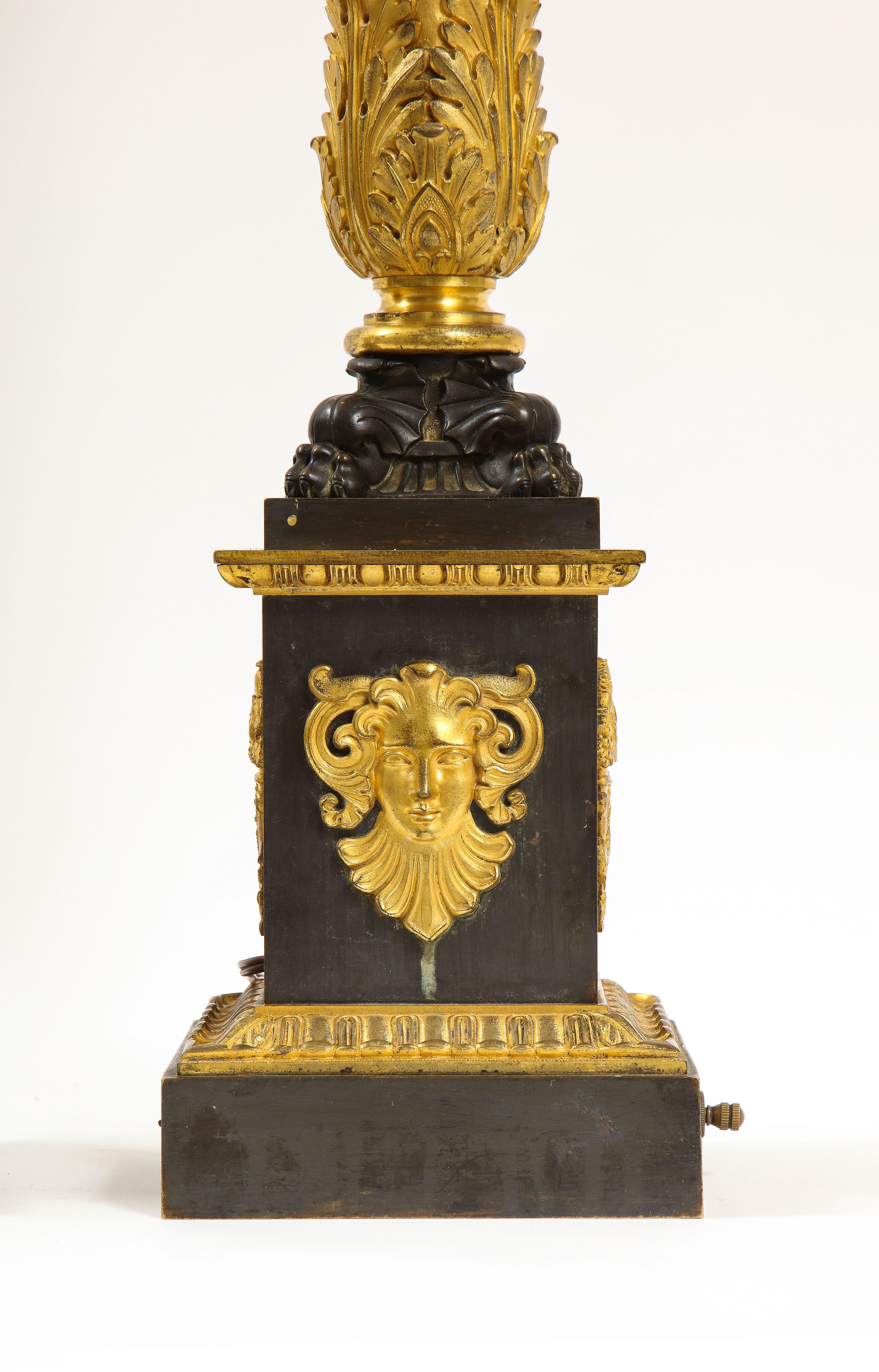 Pr. Kerzenständer aus patinierter und vergoldeter Bronze aus der Zeit des Kaiserreichs, gedrechselt zu Lampen im Angebot 2