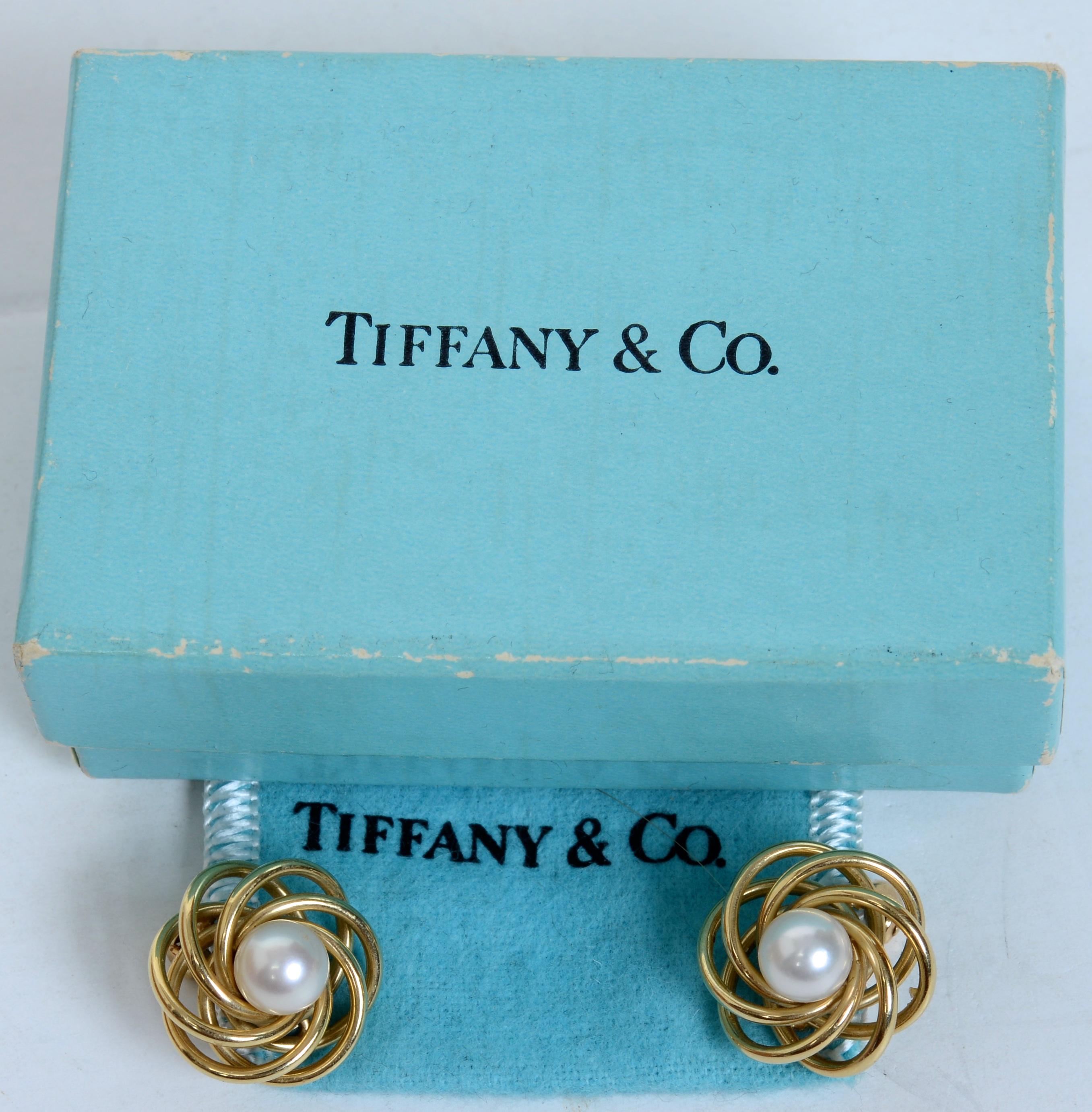 Paire d'objets classiques de Tiffany & Co. Boucles d'oreilles Signature en perles et or 14KT. La boucle d'oreille parfaite pour la journée ou le soir. Ils sont dotés d'un dos à clip en oméga, réputé pour son confort d'utilisation tout au long de la