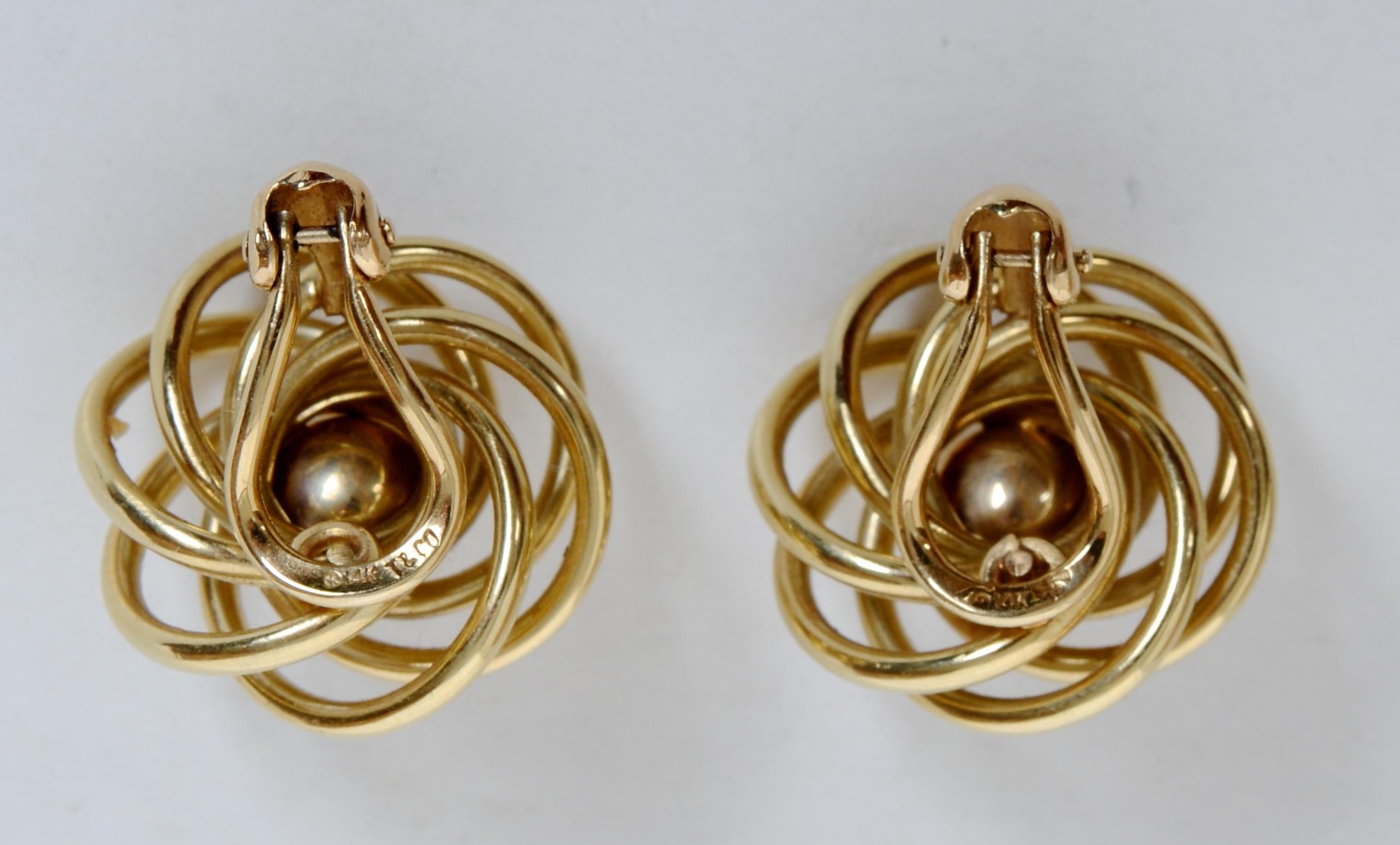 Taille ronde Boucles d'oreilles classiques Tiffany & Co Signature avec perles et nœuds en or jaune 14KT en vente