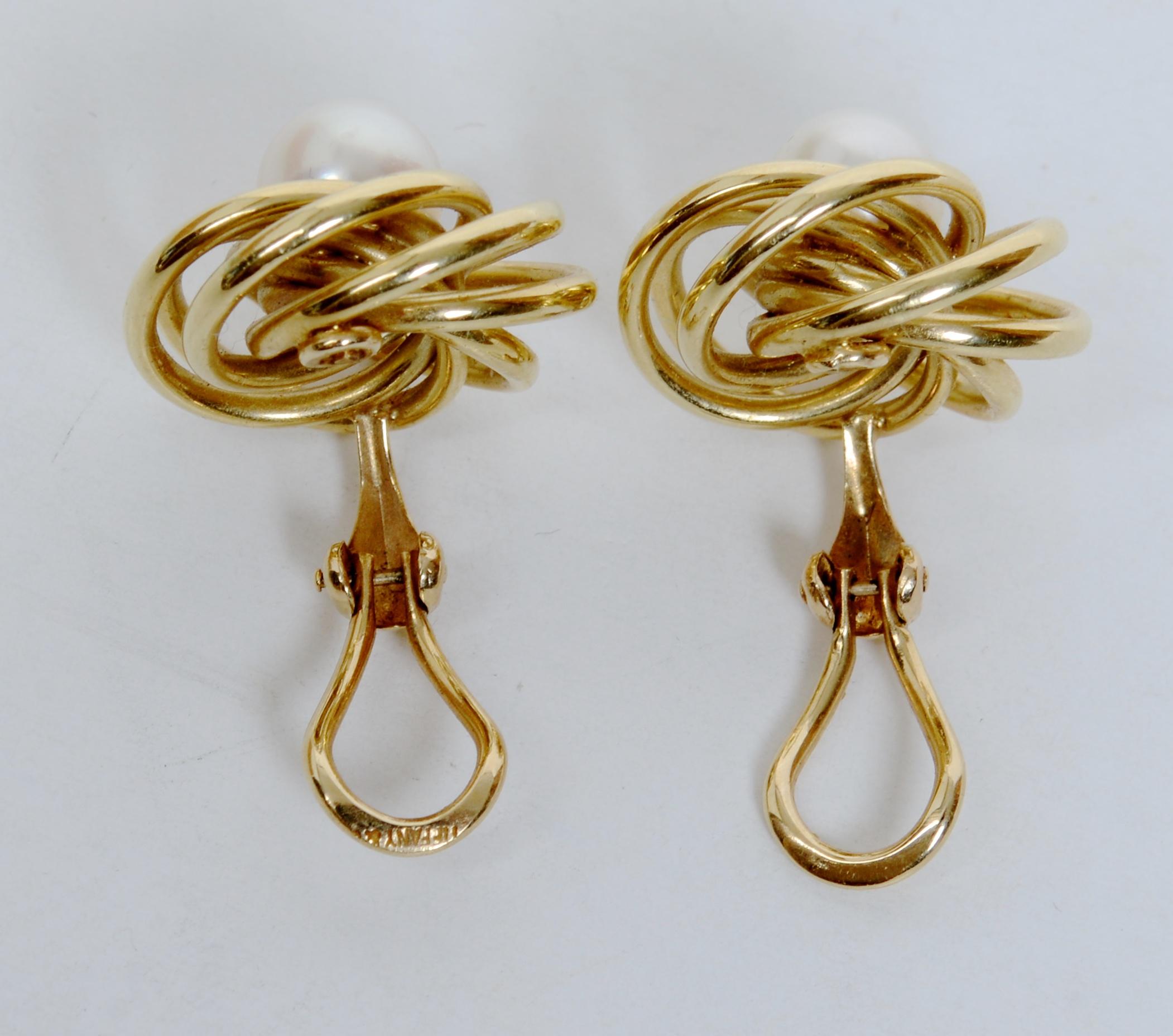 Boucles d'oreilles classiques Tiffany & Co Signature avec perles et nœuds en or jaune 14KT Excellent état - En vente à valatie, NY