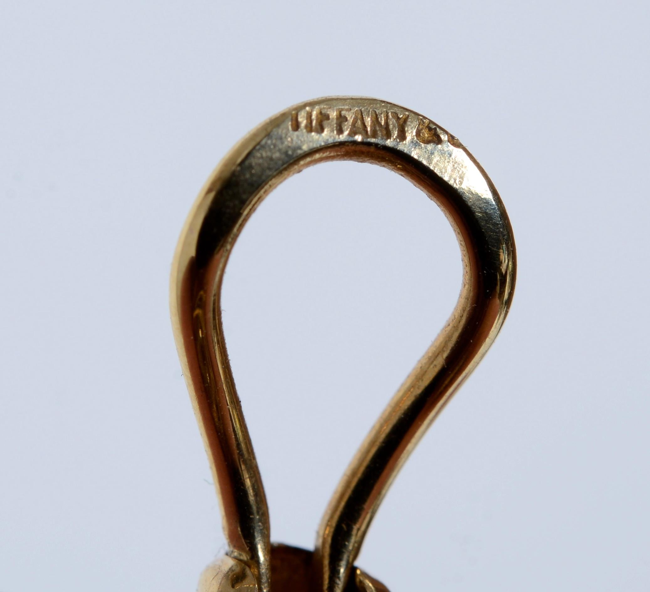 Boucles d'oreilles classiques Tiffany & Co Signature avec perles et nœuds en or jaune 14KT Pour femmes en vente