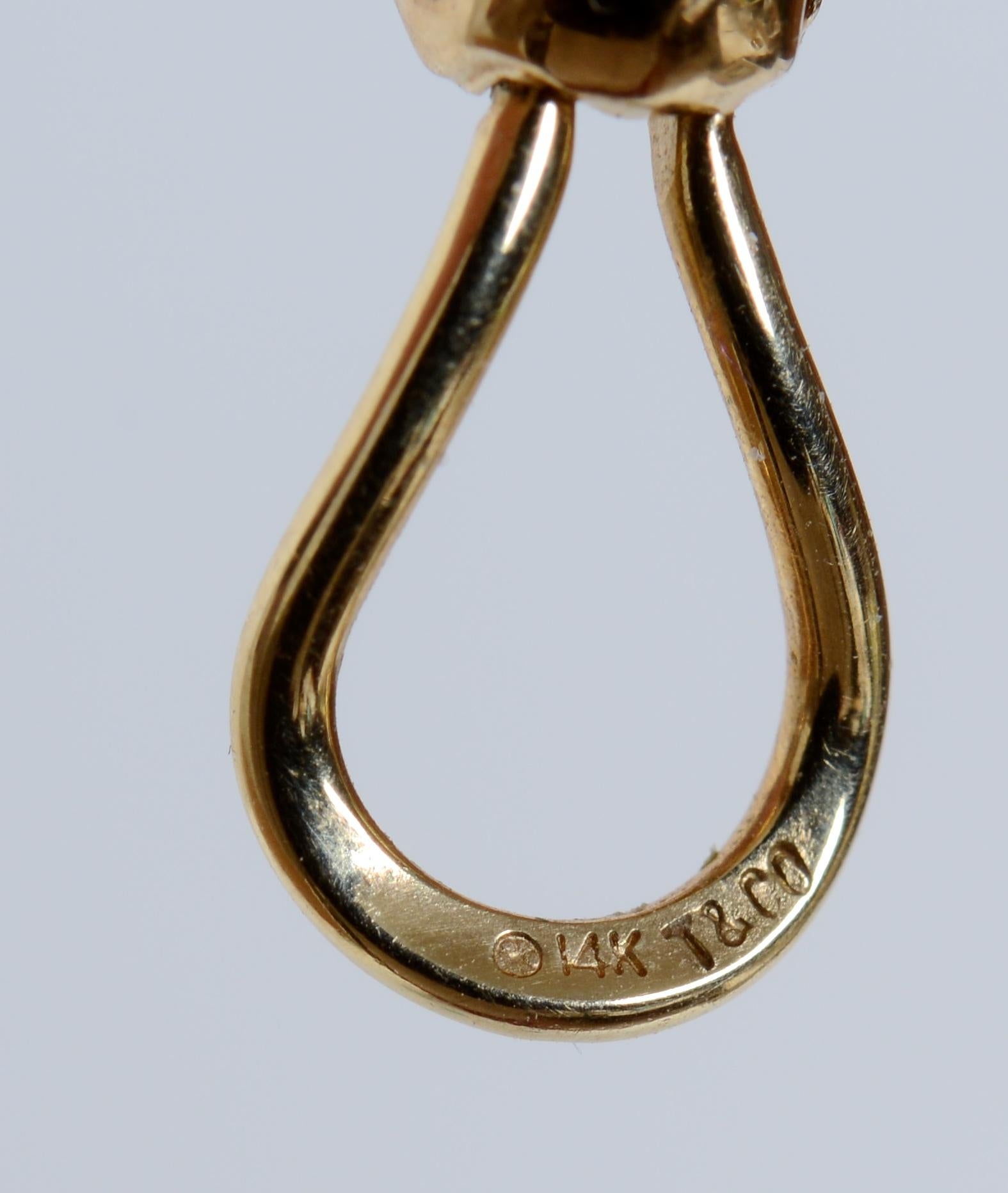 Boucles d'oreilles classiques Tiffany & Co Signature avec perles et nœuds en or jaune 14KT en vente 1