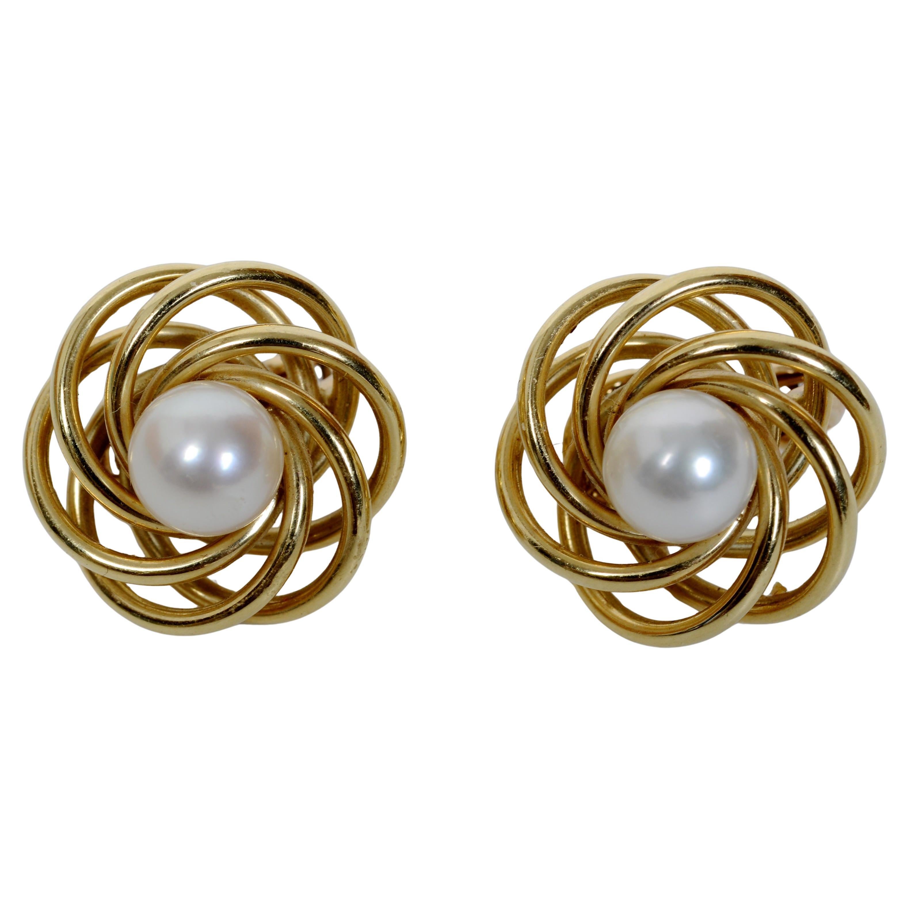 Boucles d
oreilles classiques Tiffany 
Co Signature avec perles et nœuds en or jaune 14KT en vente