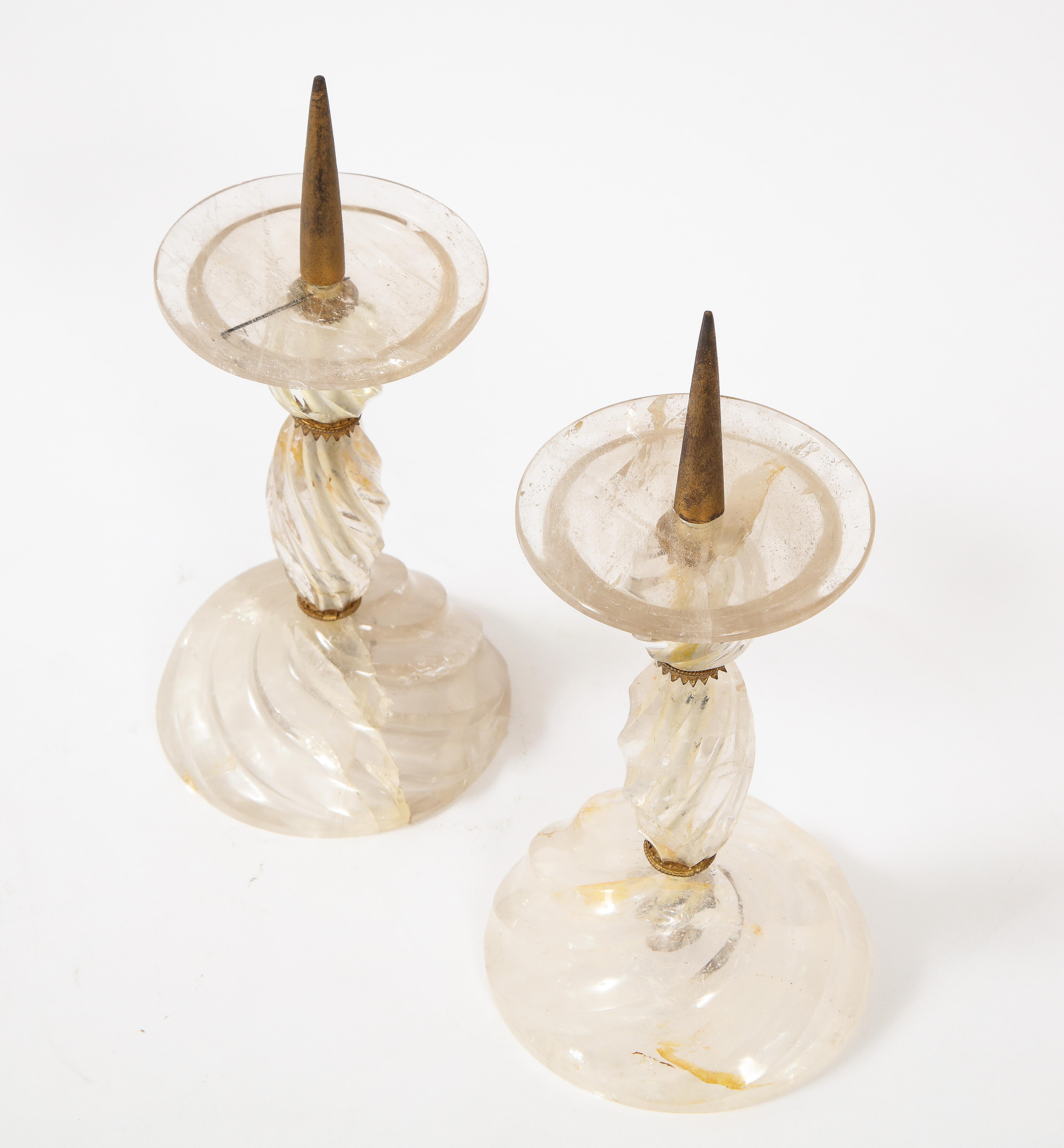 Paar französische, handgeschnitzte, spitz zulaufende Kerzenständer aus Bergkristall in Dore-Bronze im Angebot 3