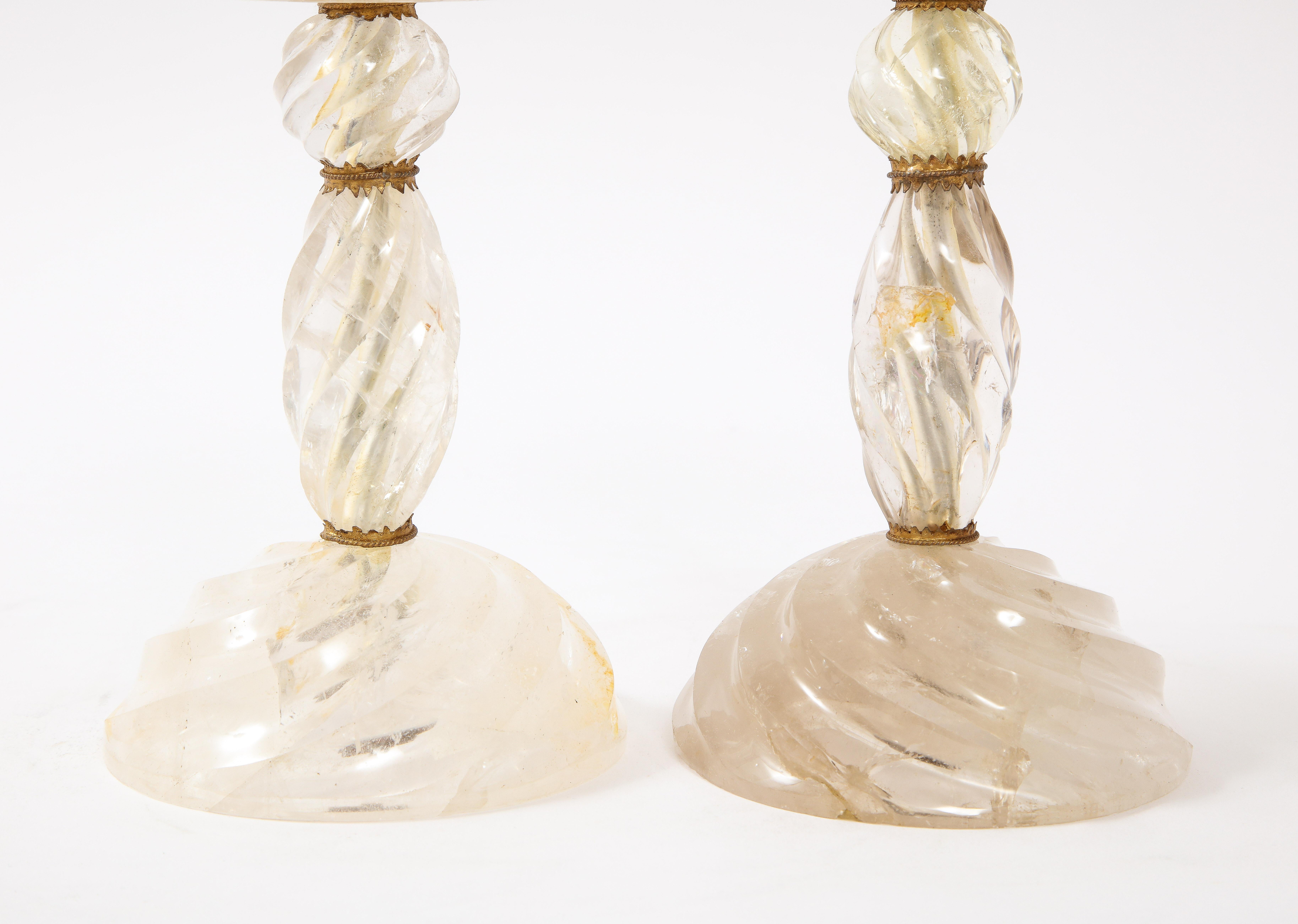 Paar französische, handgeschnitzte, spitz zulaufende Kerzenständer aus Bergkristall in Dore-Bronze im Angebot 4