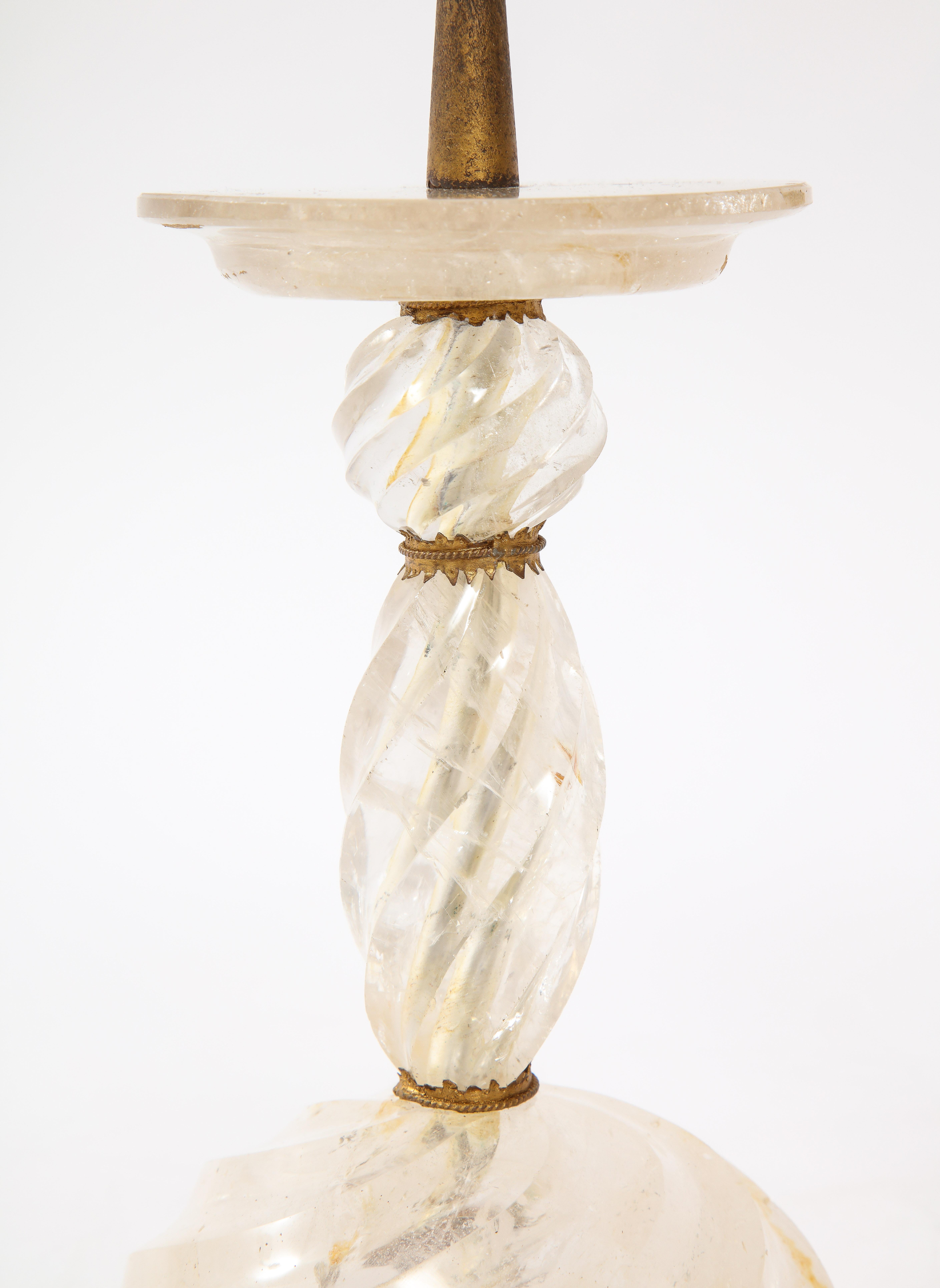 Paire de bougeoirs français à pointes en cristal de roche sculptés à la main et montés sur bronze doré en vente 4