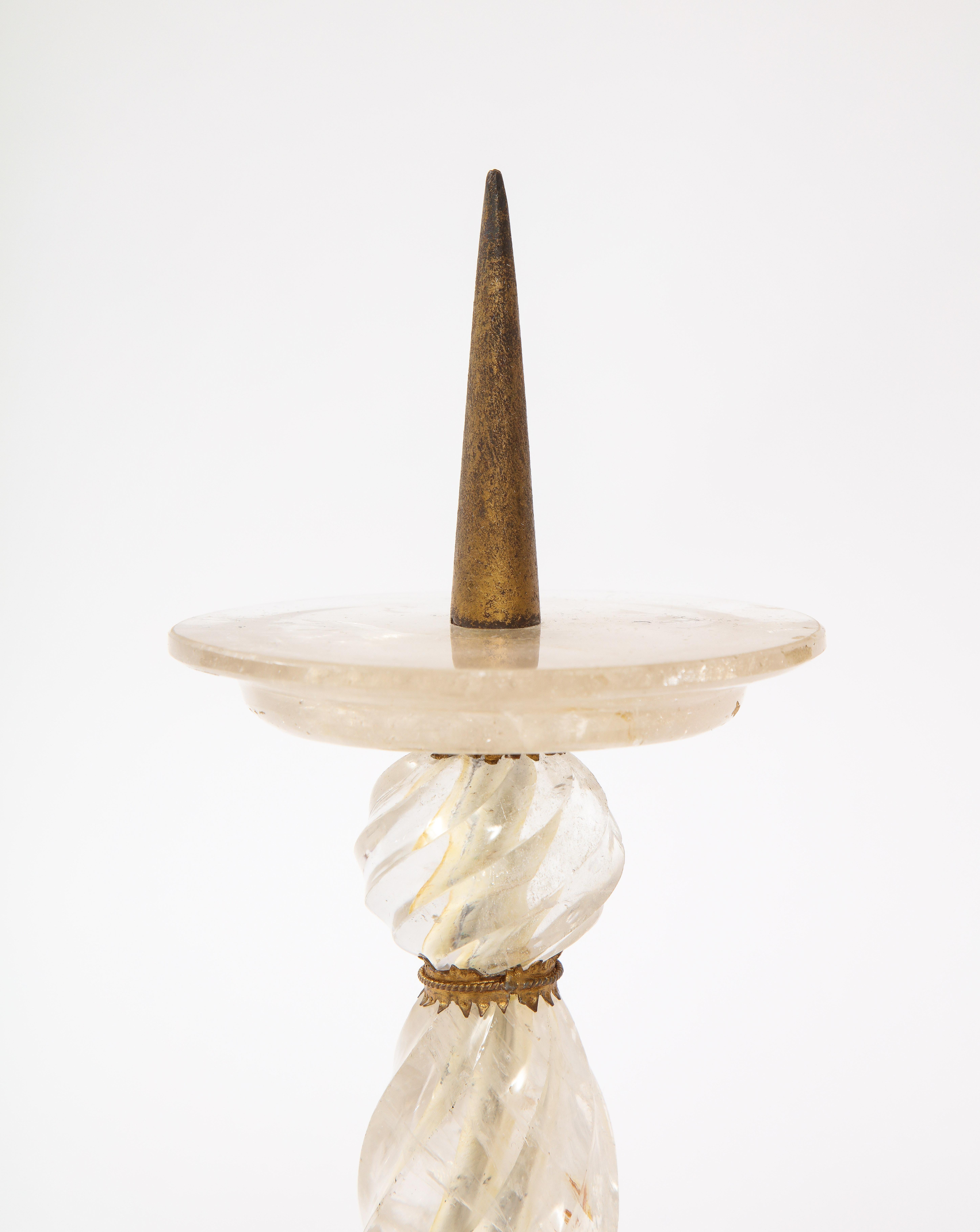 Paire de bougeoirs français à pointes en cristal de roche sculptés à la main et montés sur bronze doré en vente 5